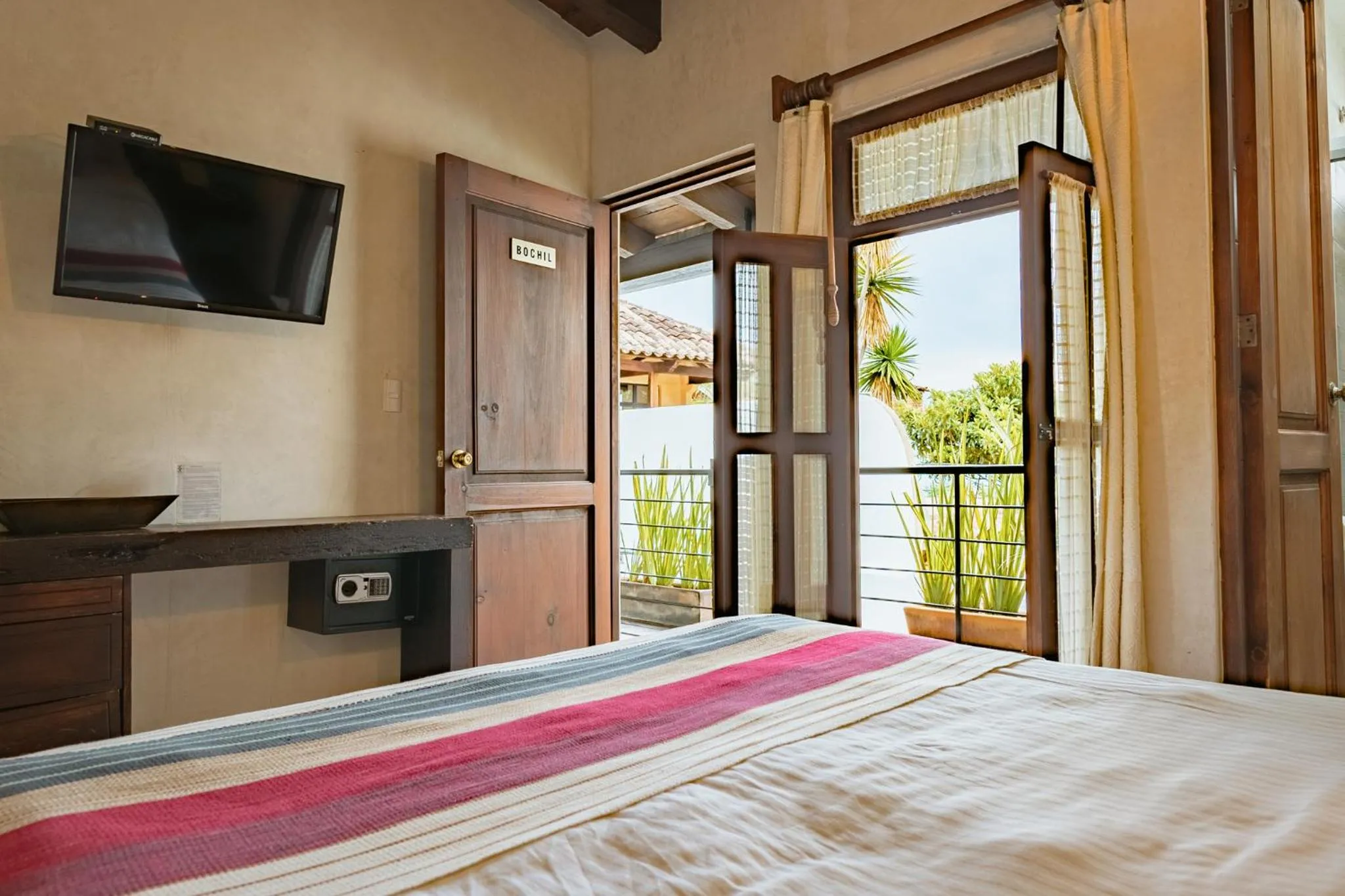 Garden view, Bed in Yox Hotel Boutique