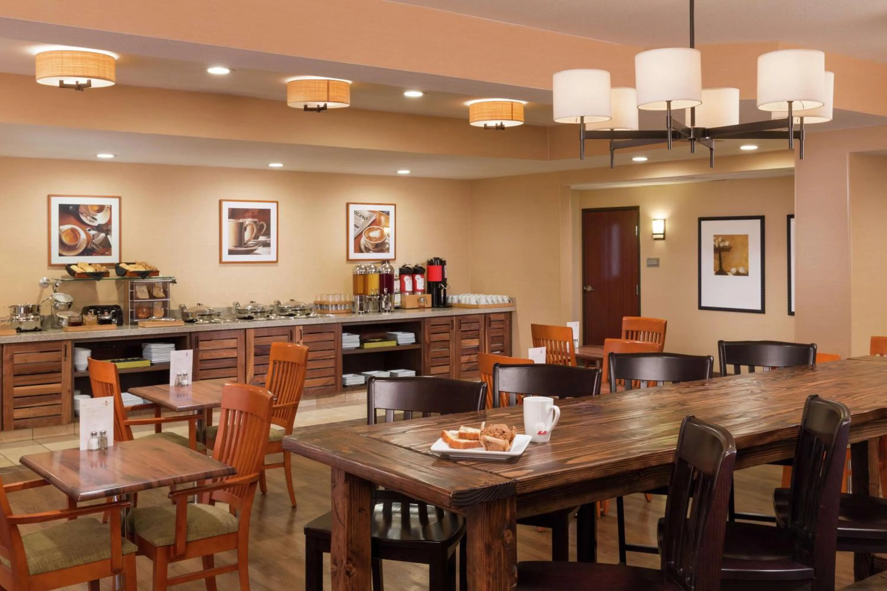 Dining area in DoubleTree by Hilton Portland Tigard