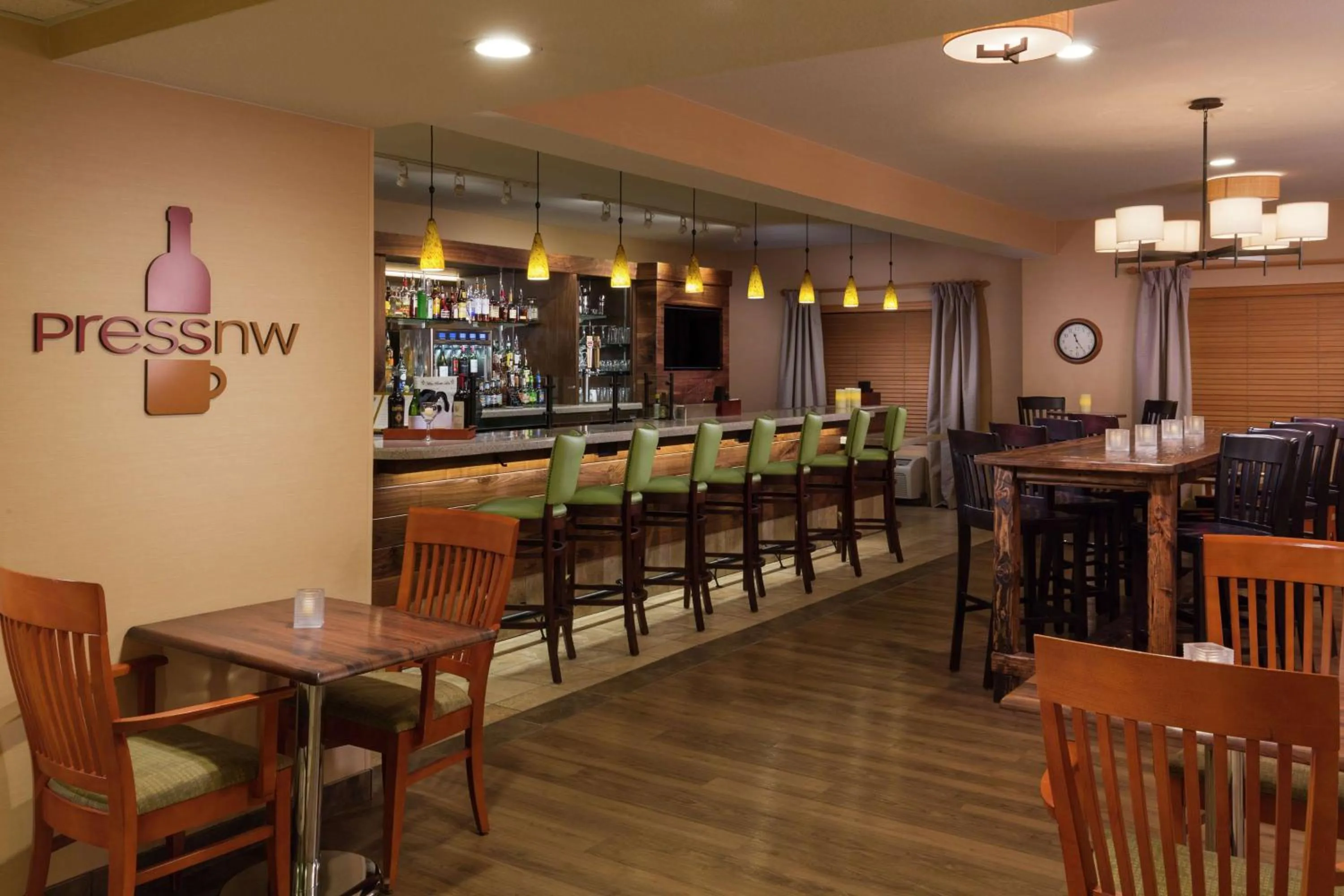 Lounge or bar in DoubleTree by Hilton Portland Tigard