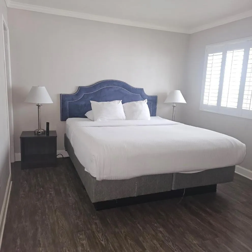 Bedroom, Bed in Bay Front Inn