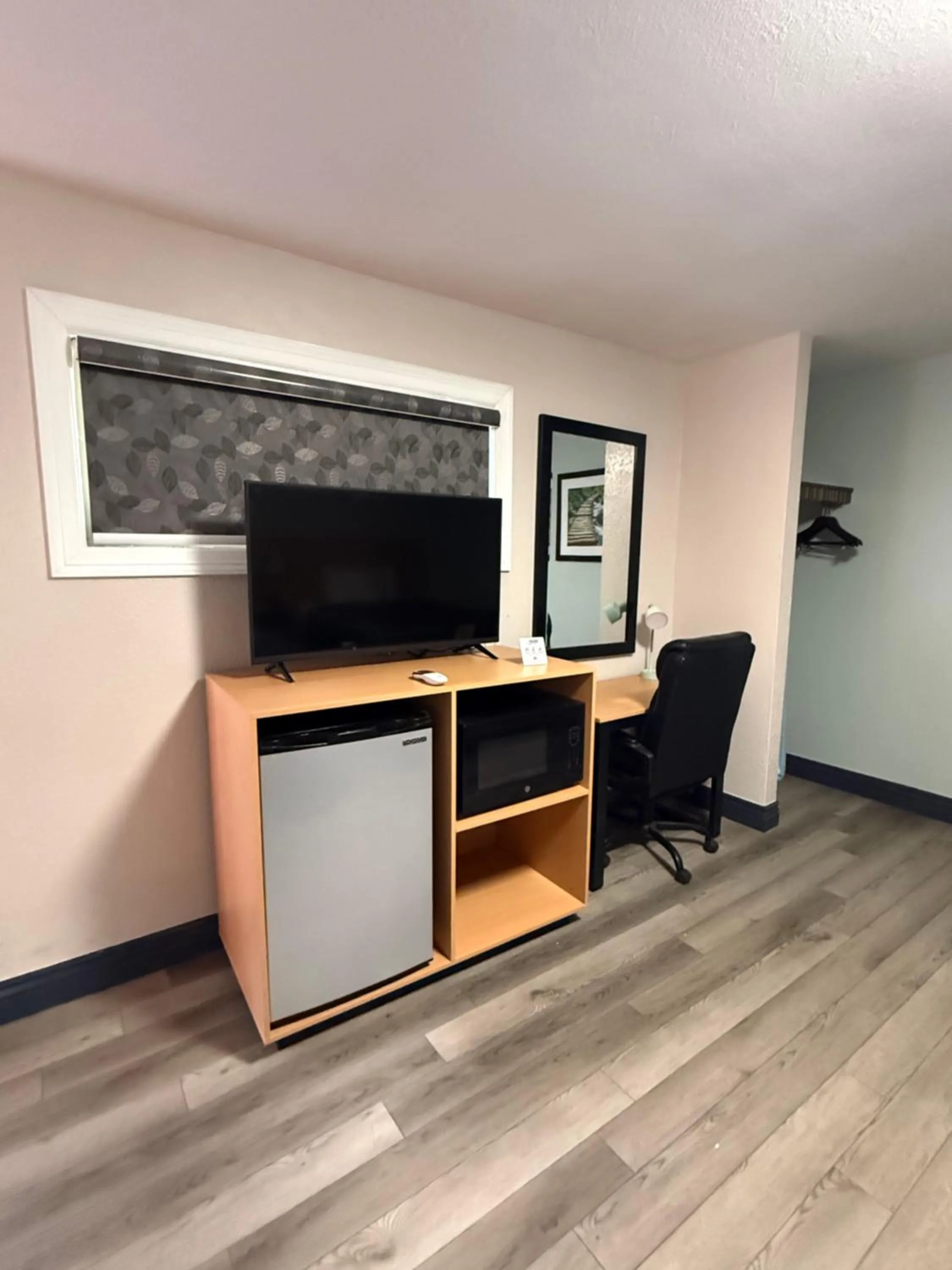 TV and multimedia in Americas Best Value Inn Ponca City