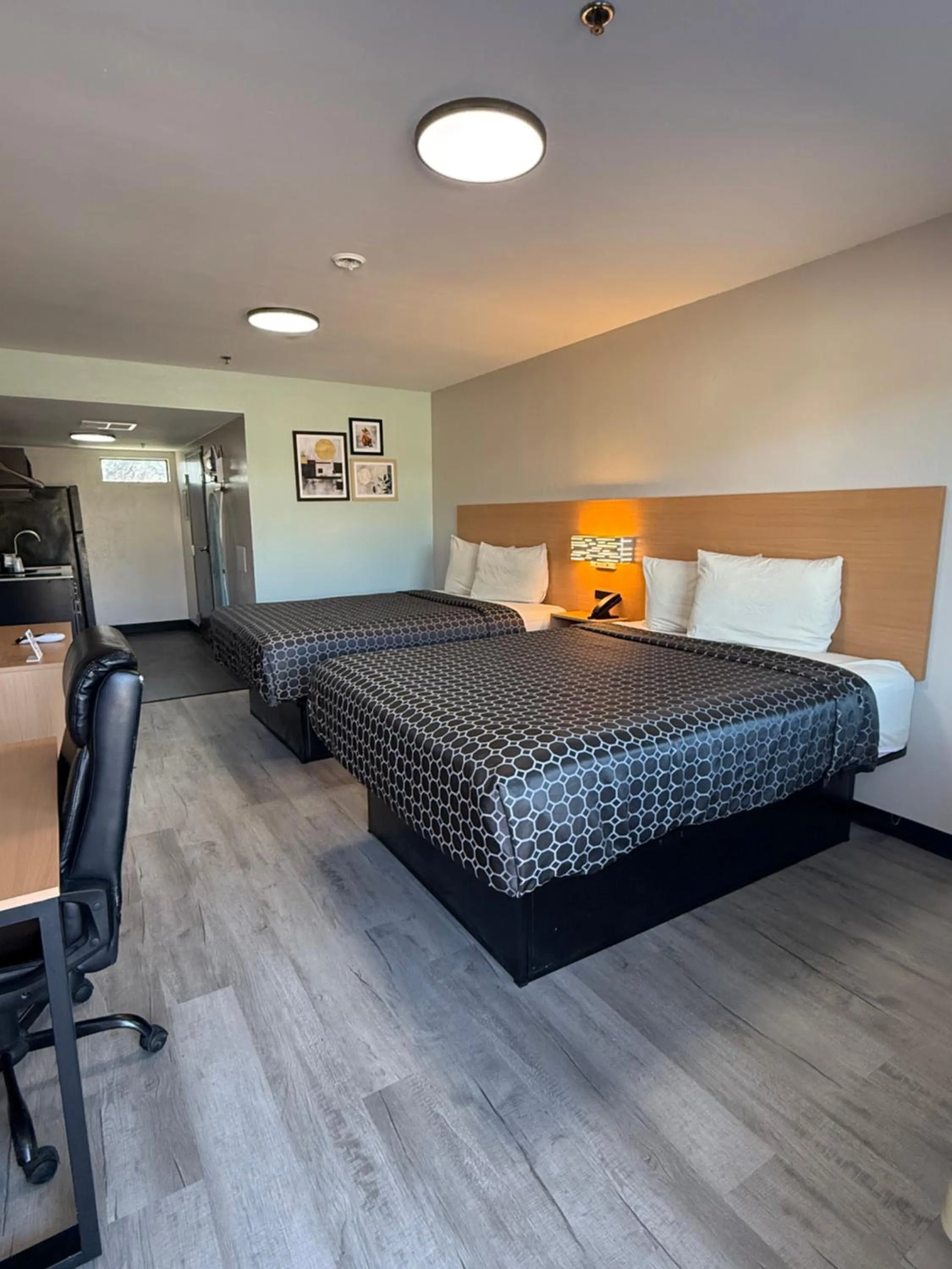 Bedroom, Bed in Americas Best Value Inn Ponca City