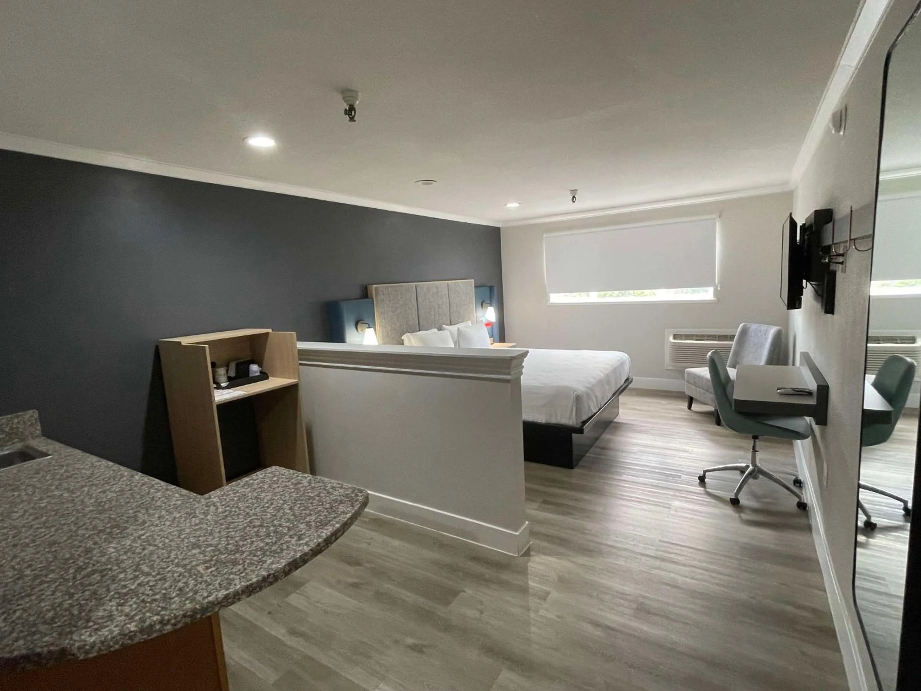 Bedroom, Bed in The Midtowner Hotel, SureStay Collection by Best Western