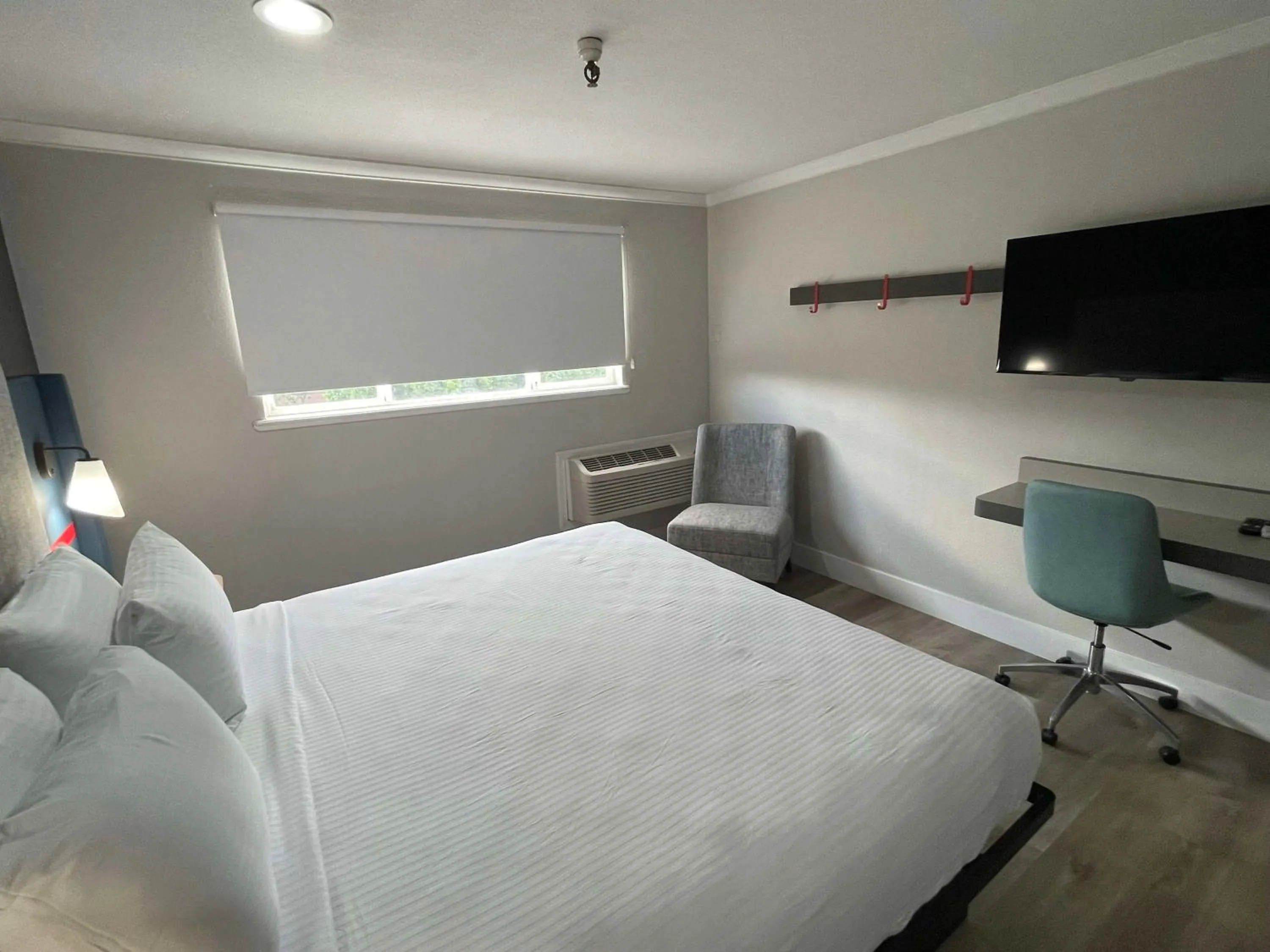 Bedroom, Bed in The Midtowner Hotel, SureStay Collection by Best Western