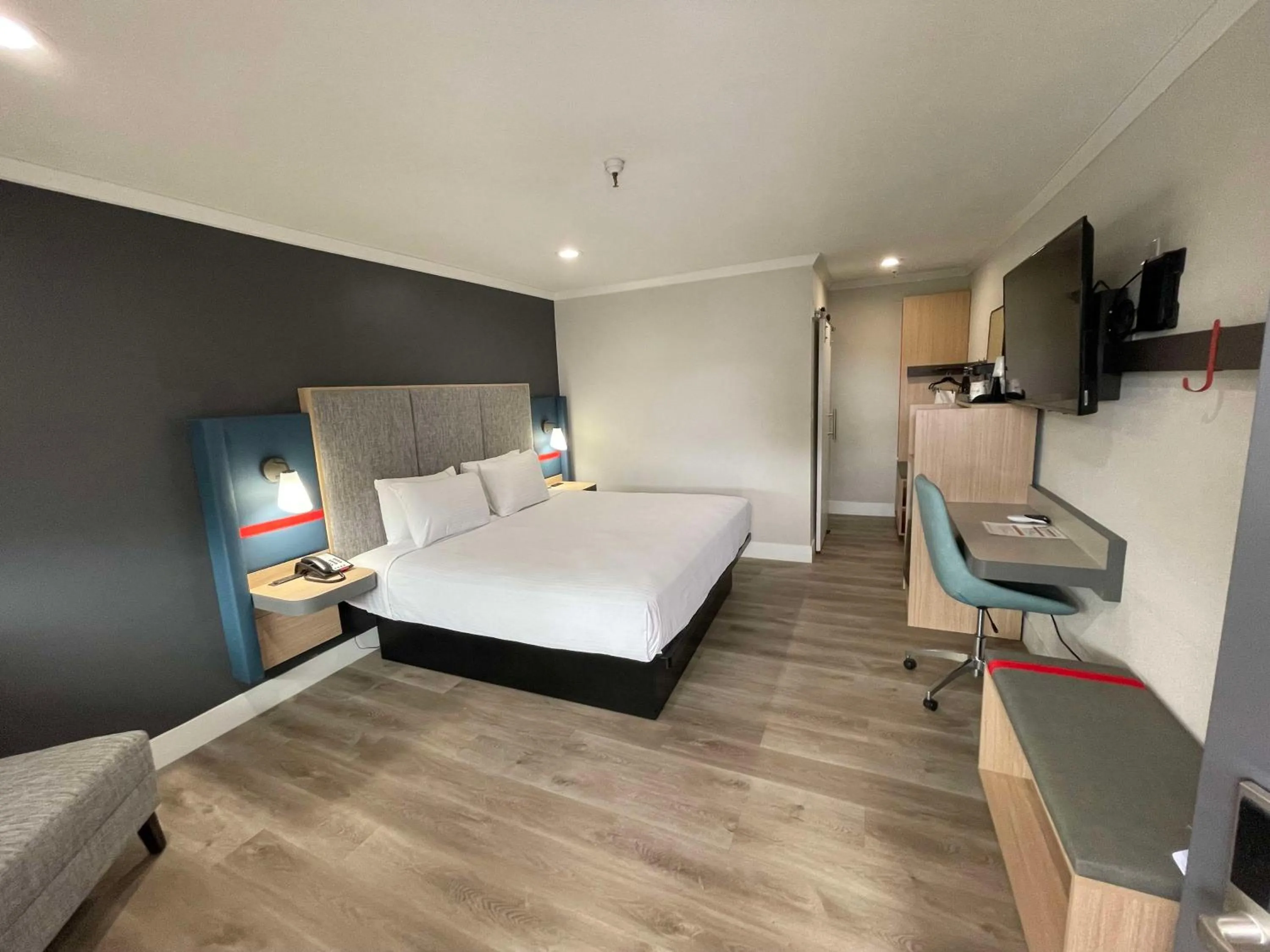 Bedroom, Bed in The Midtowner Hotel, SureStay Collection by Best Western