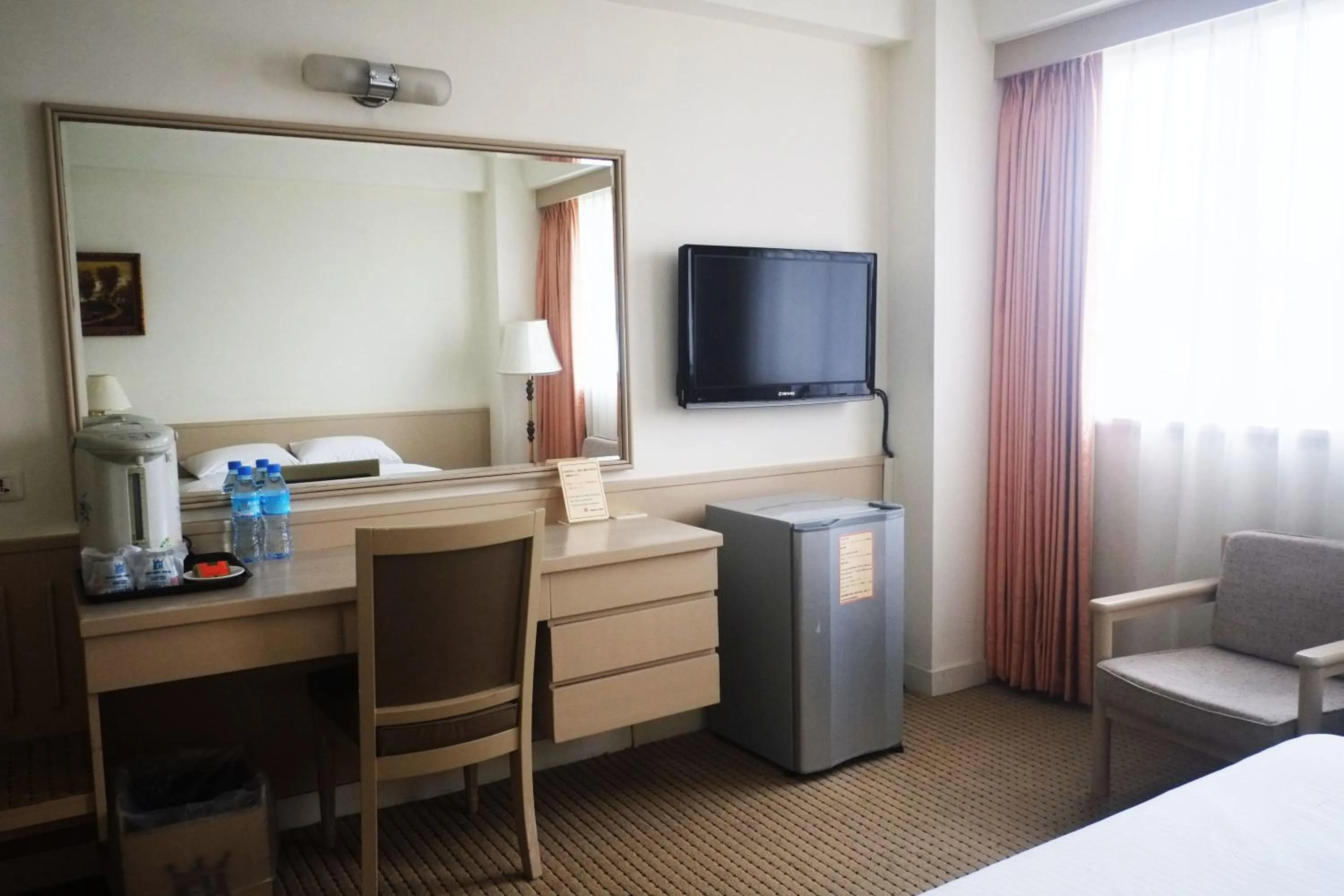 TV and multimedia, Bed in Emperor Hotel