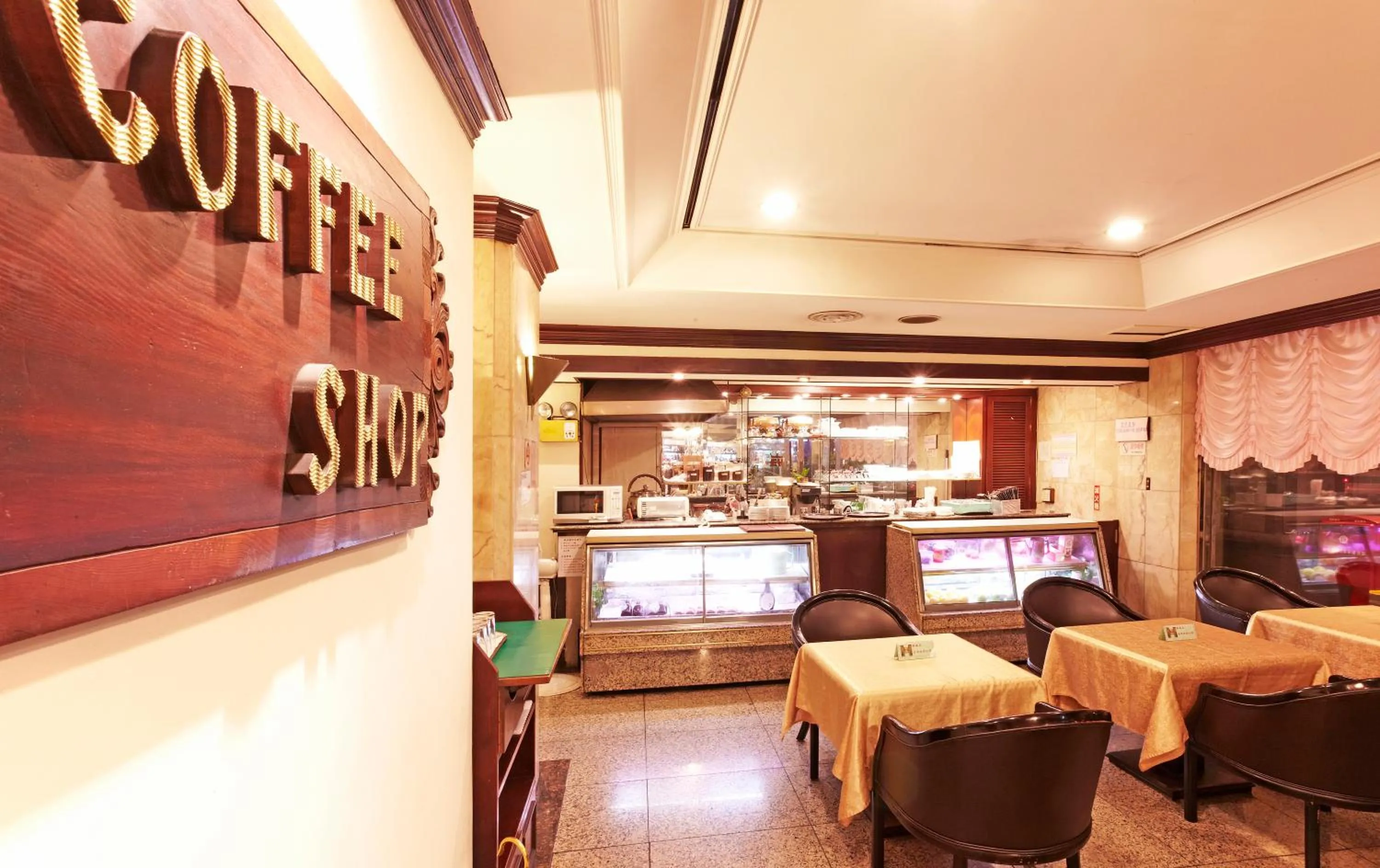 Restaurant/places to eat in Emperor Hotel