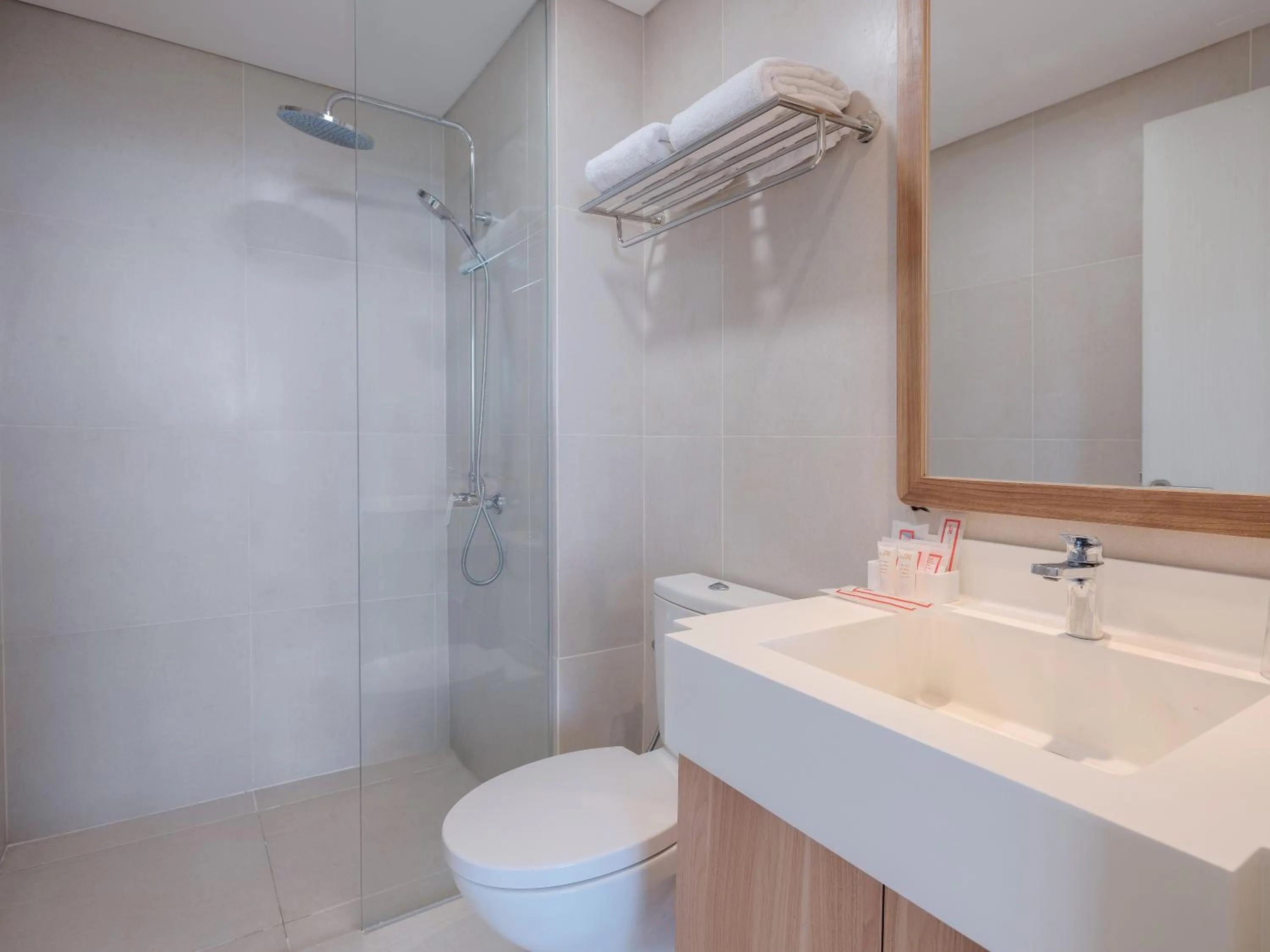 Bathroom in Fika Rooms Tangerang By Skandinavia