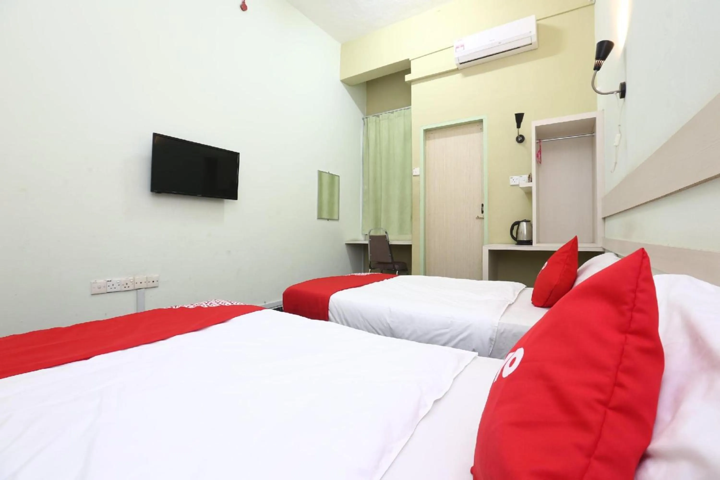 Photo of the whole room, Bed in Hotel O Green Mango @ Sri Cemerlang