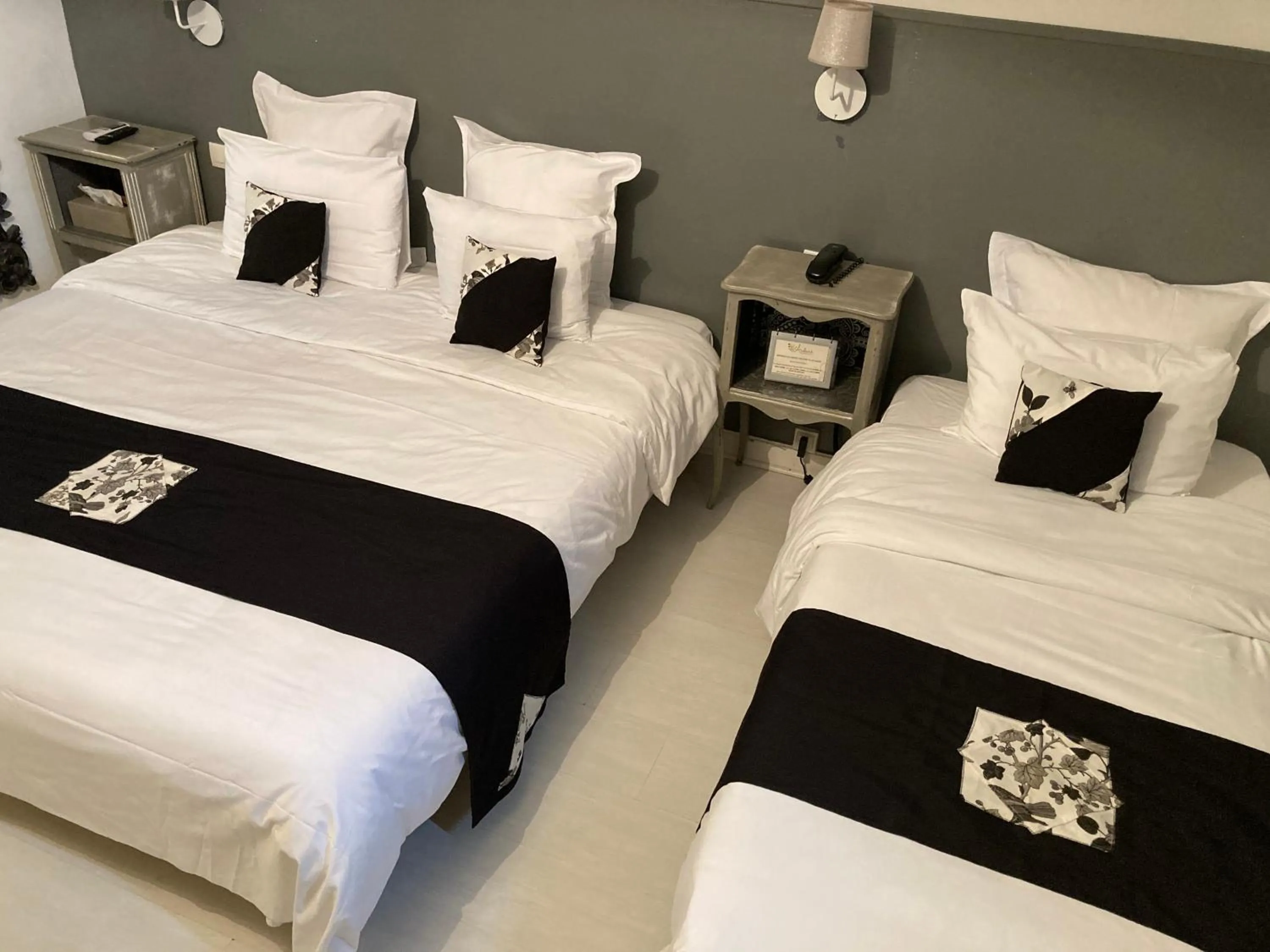 Bed in Logis Hôtel Restaurant Les Aubuns