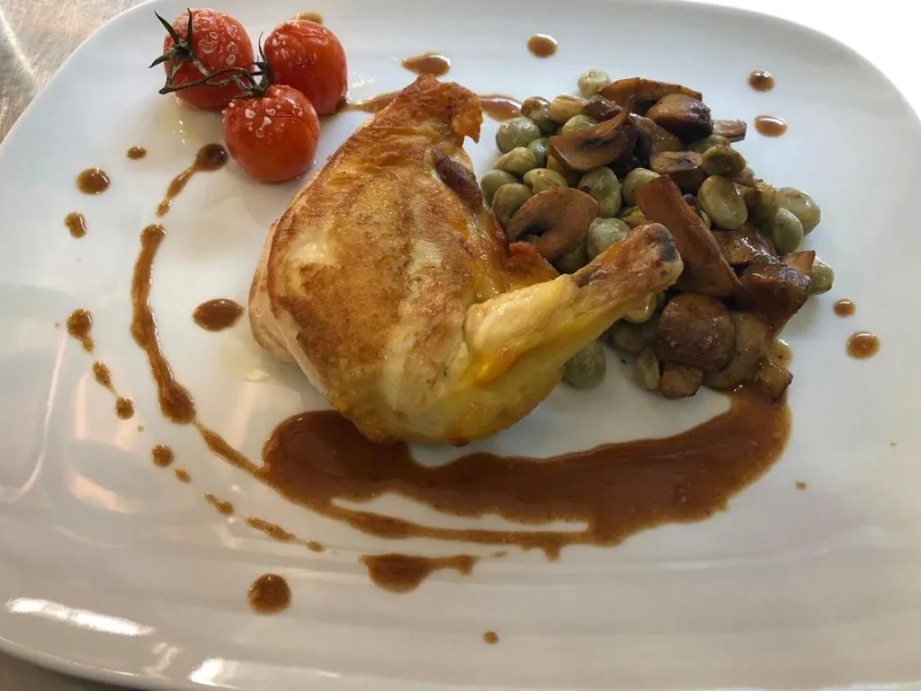 Food and drinks in Logis Hôtel Restaurant Les Aubuns