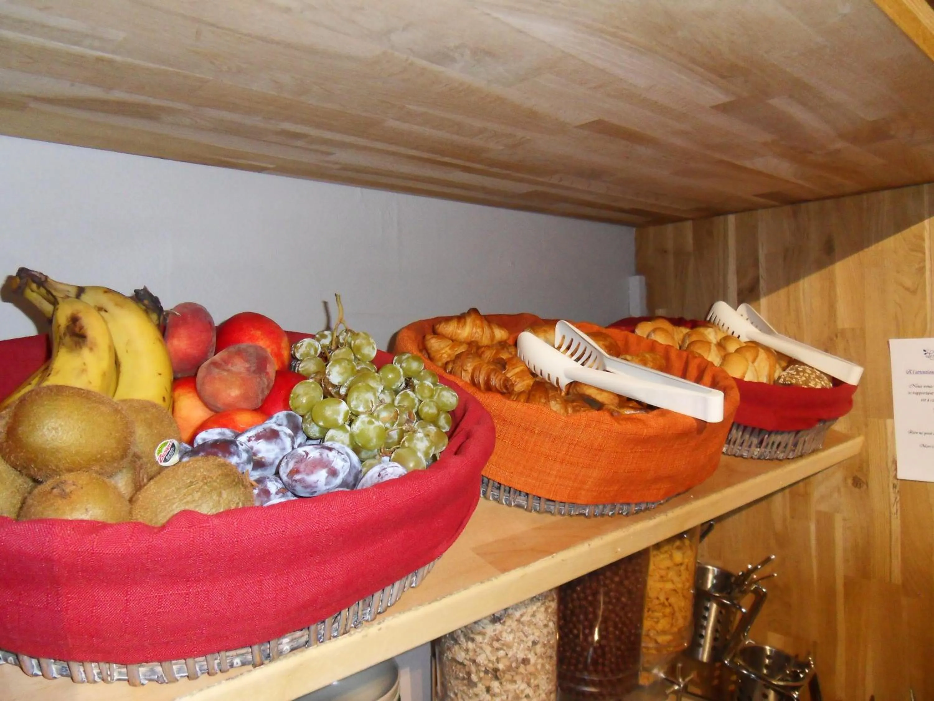 Food and drinks in Logis Hôtel Restaurant Les Aubuns