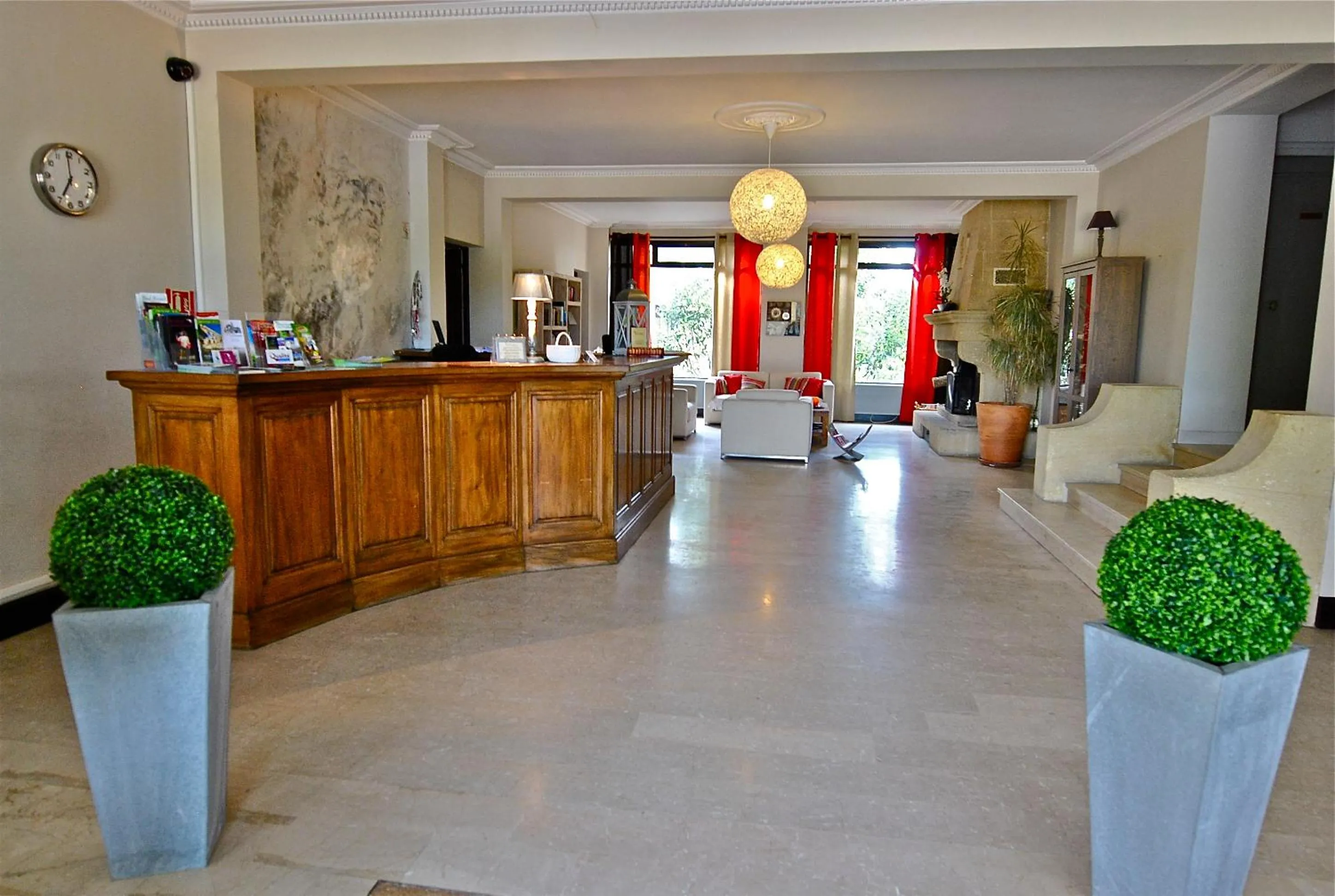 Facade/entrance in Logis Hôtel Restaurant Les Aubuns