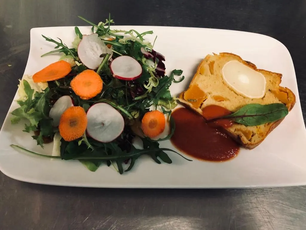 Food and drinks in Logis Hôtel Restaurant Les Aubuns