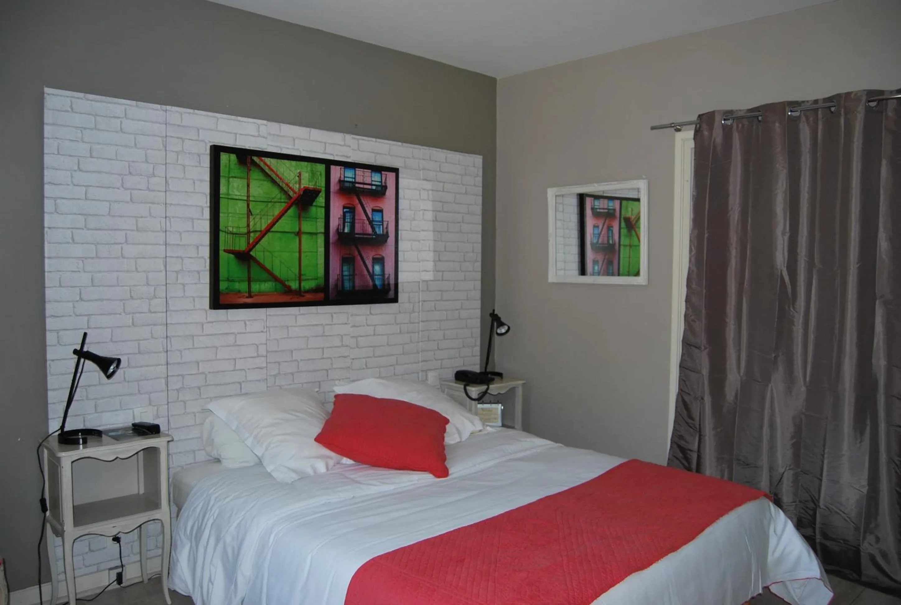 Bed in Logis Hôtel Restaurant Les Aubuns