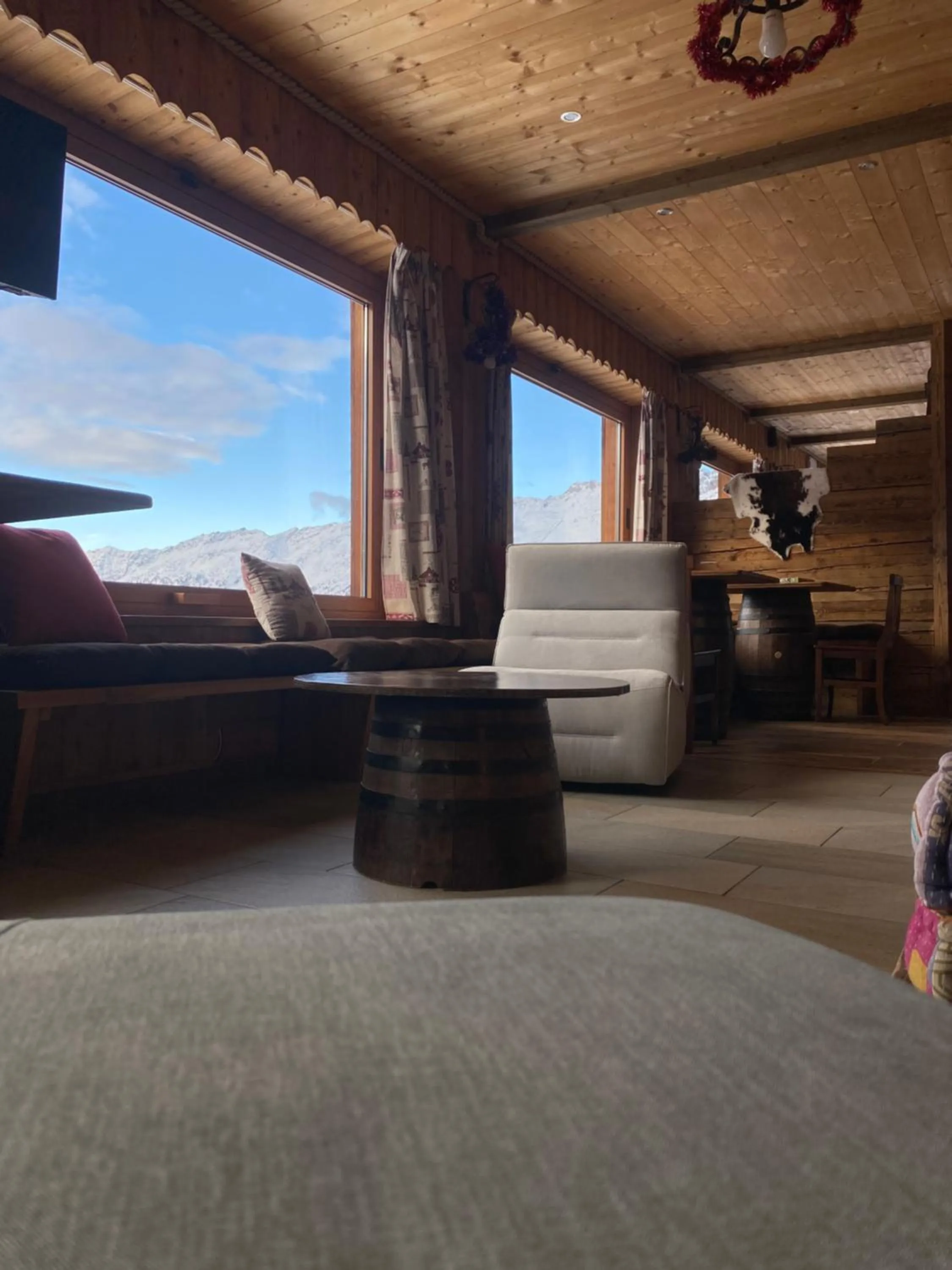 Communal lounge/ TV room, Bed in Edelweiss Hotel Champoluc