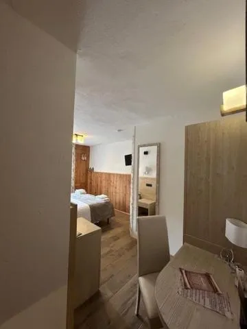 Bed in Edelweiss Hotel Champoluc