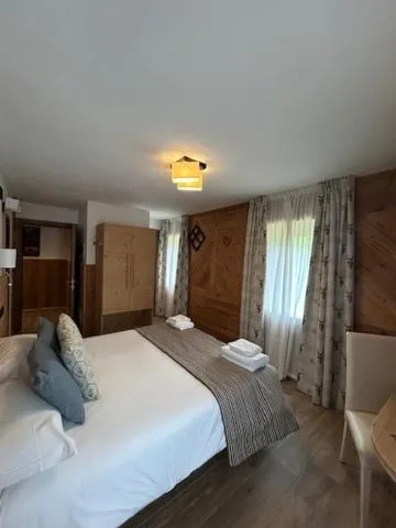 Bed in Edelweiss Hotel Champoluc