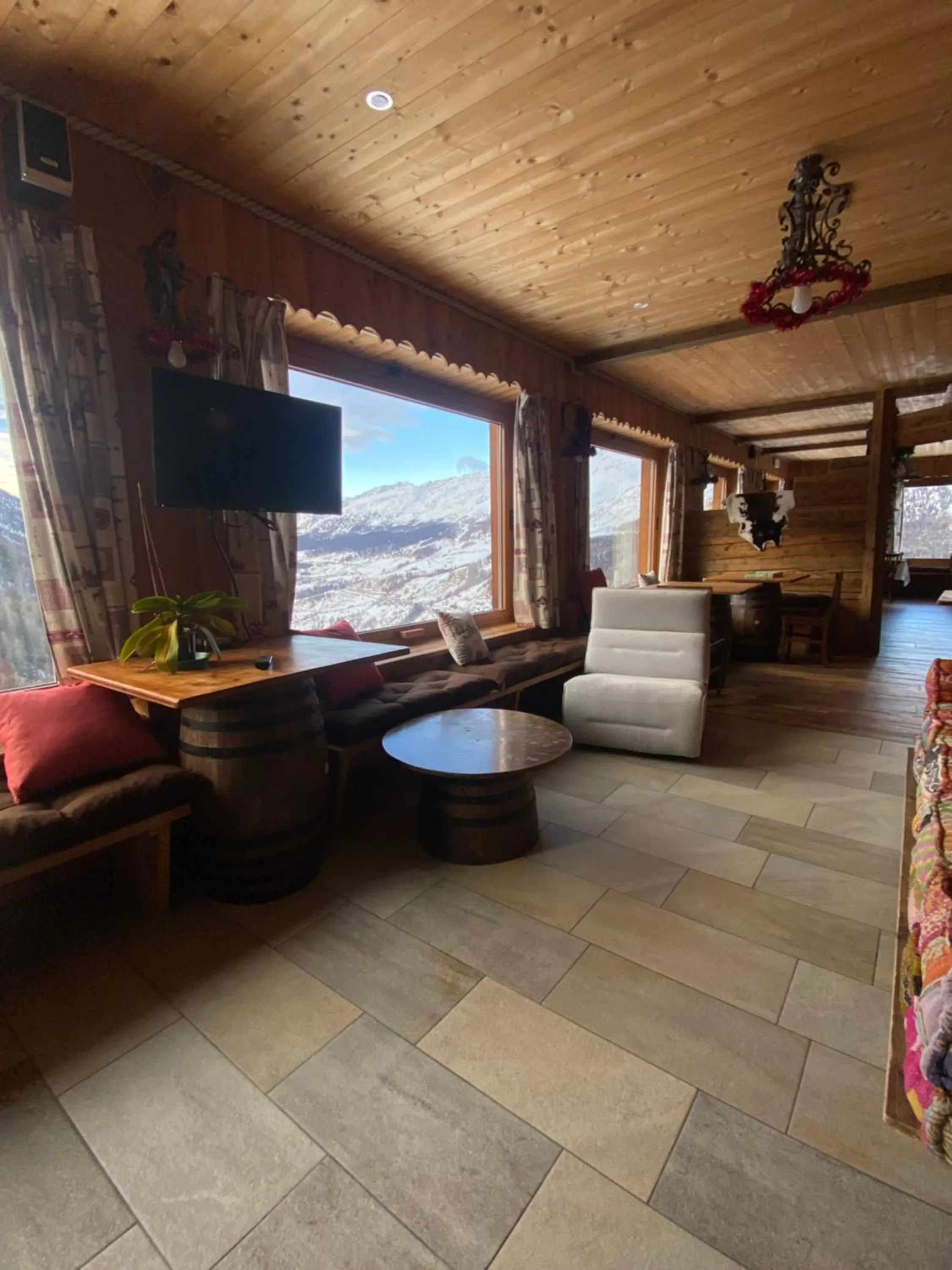 Communal lounge/ TV room in Edelweiss Hotel Champoluc