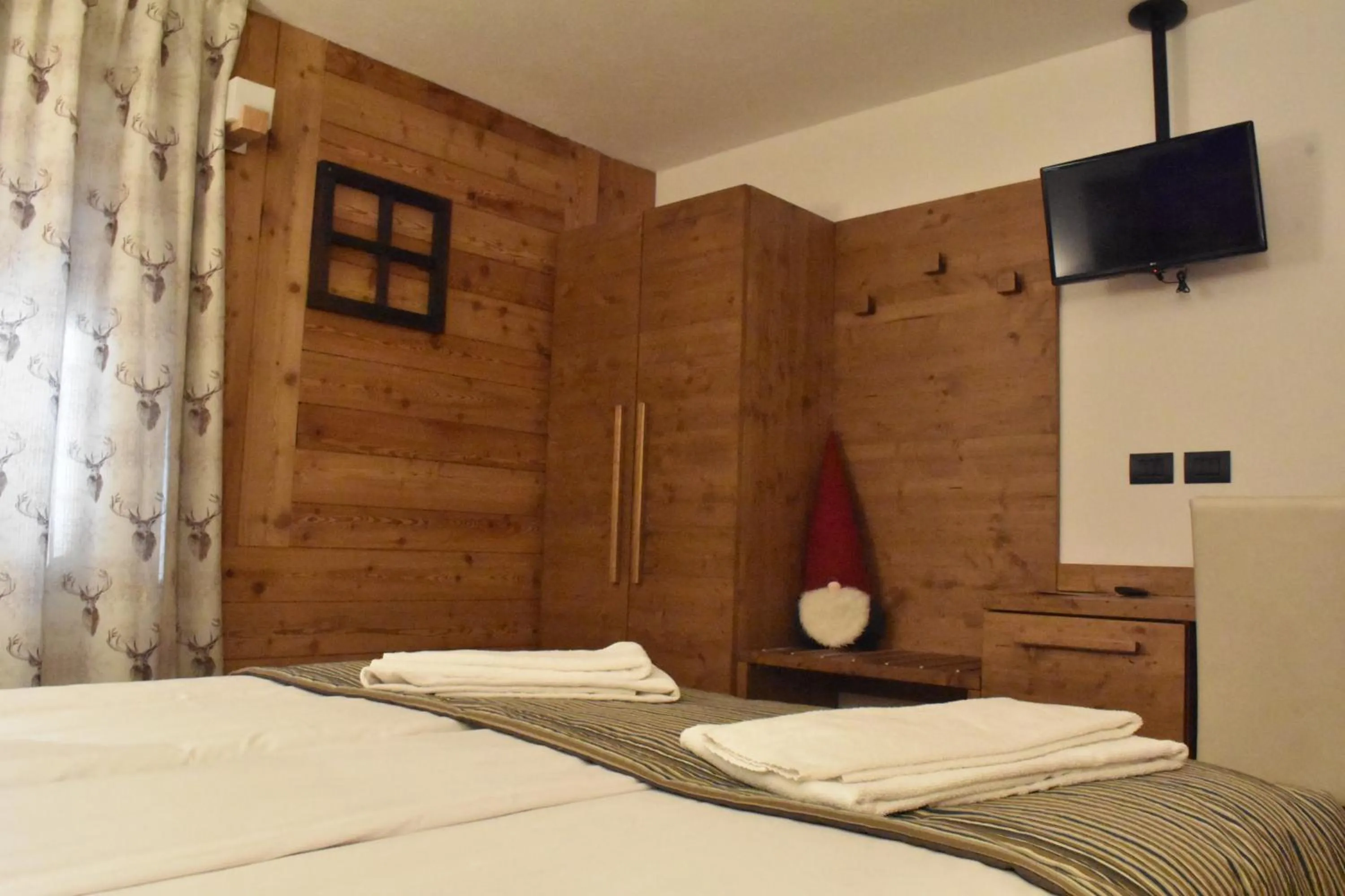 Photo of the whole room, Bed in Edelweiss Hotel Champoluc