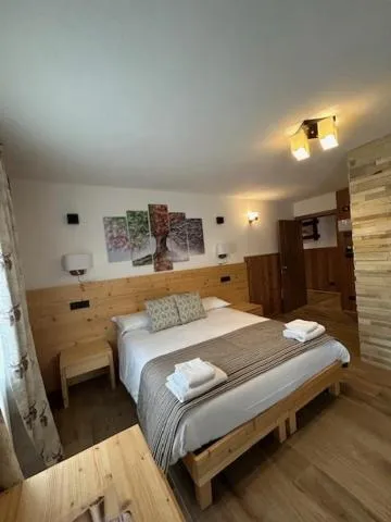 Bed in Edelweiss Hotel Champoluc