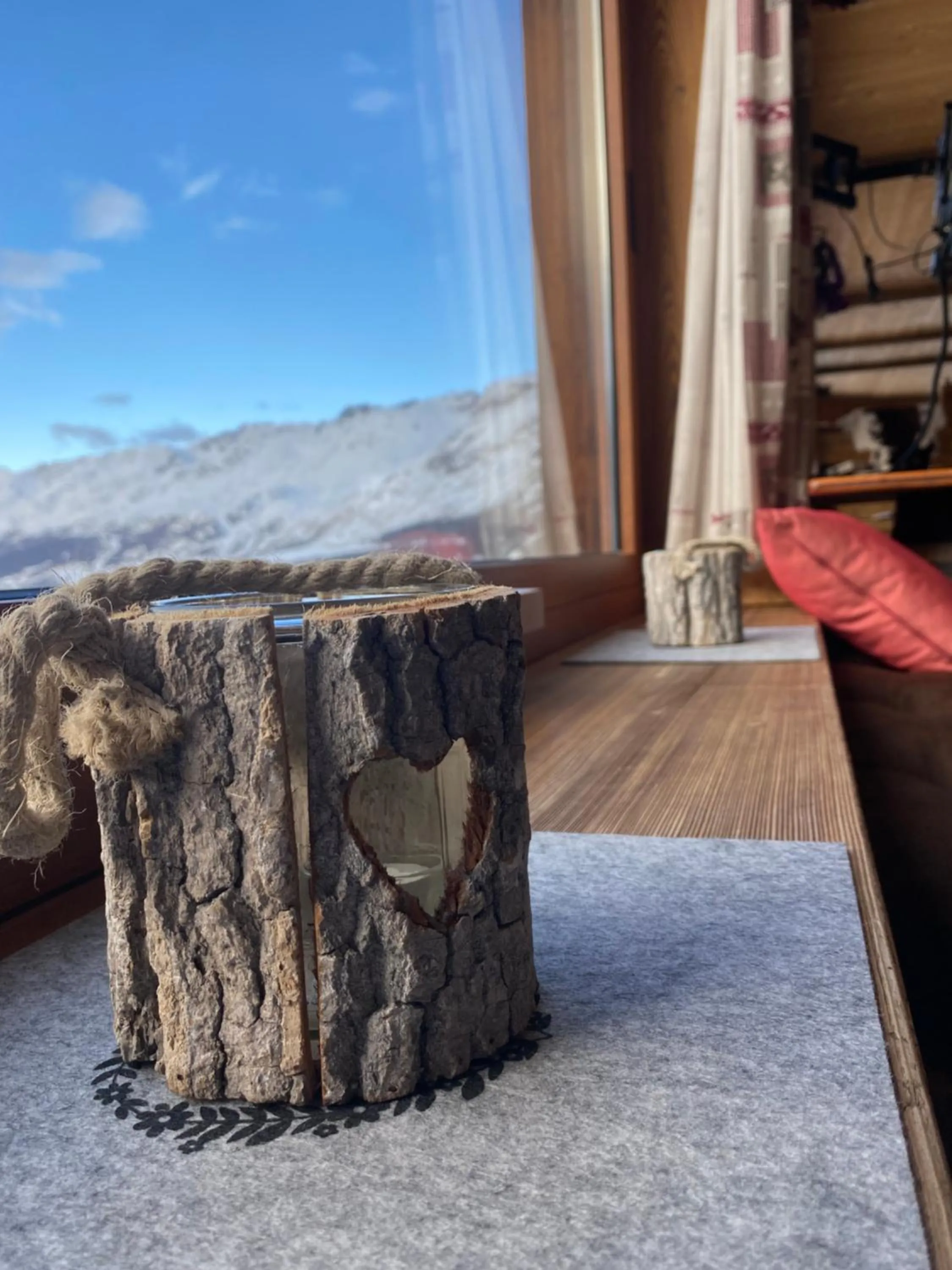 Communal lounge/ TV room in Edelweiss Hotel Champoluc