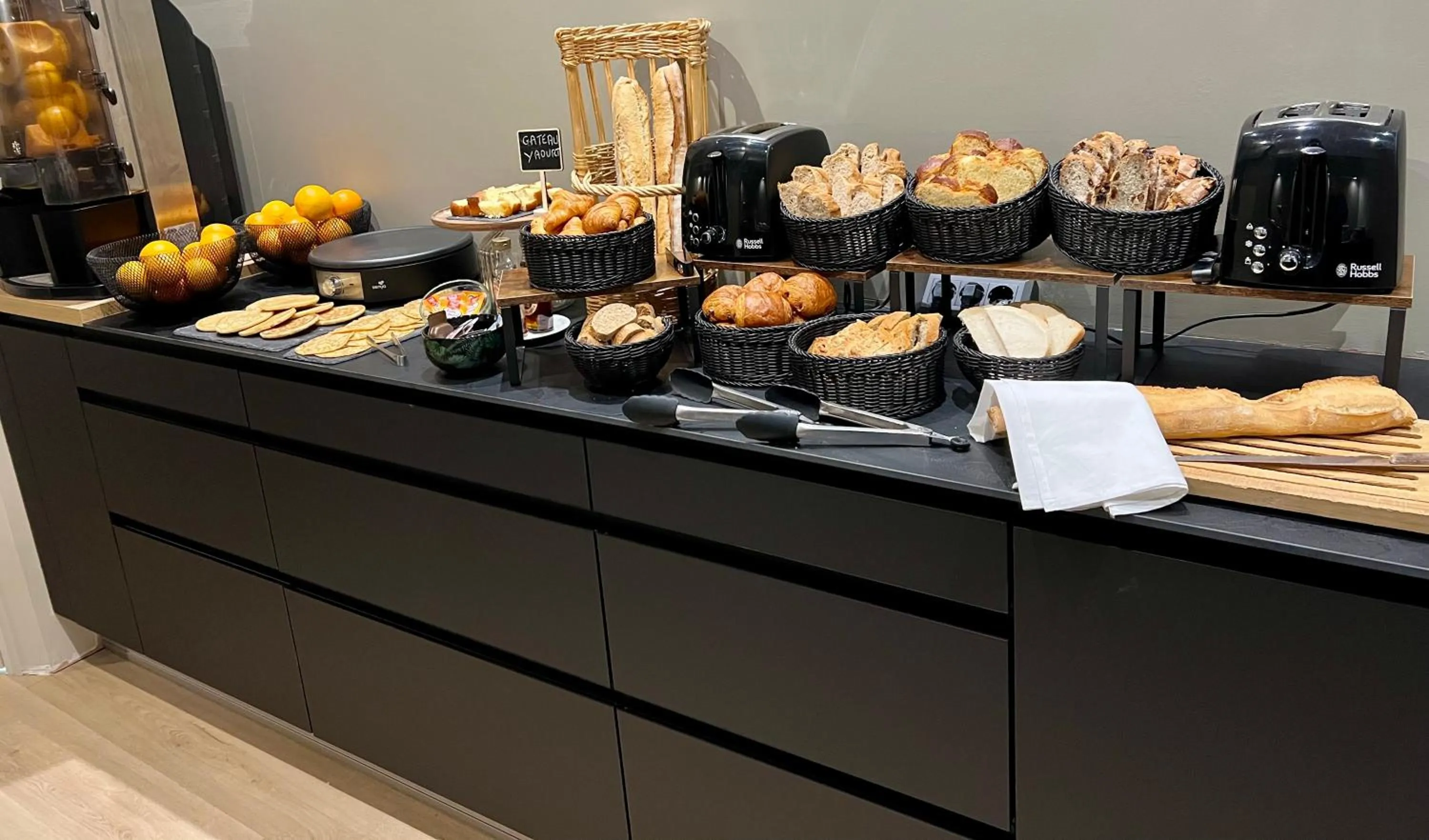 Buffet breakfast in La Loggia Appart'Hôtel & Spa