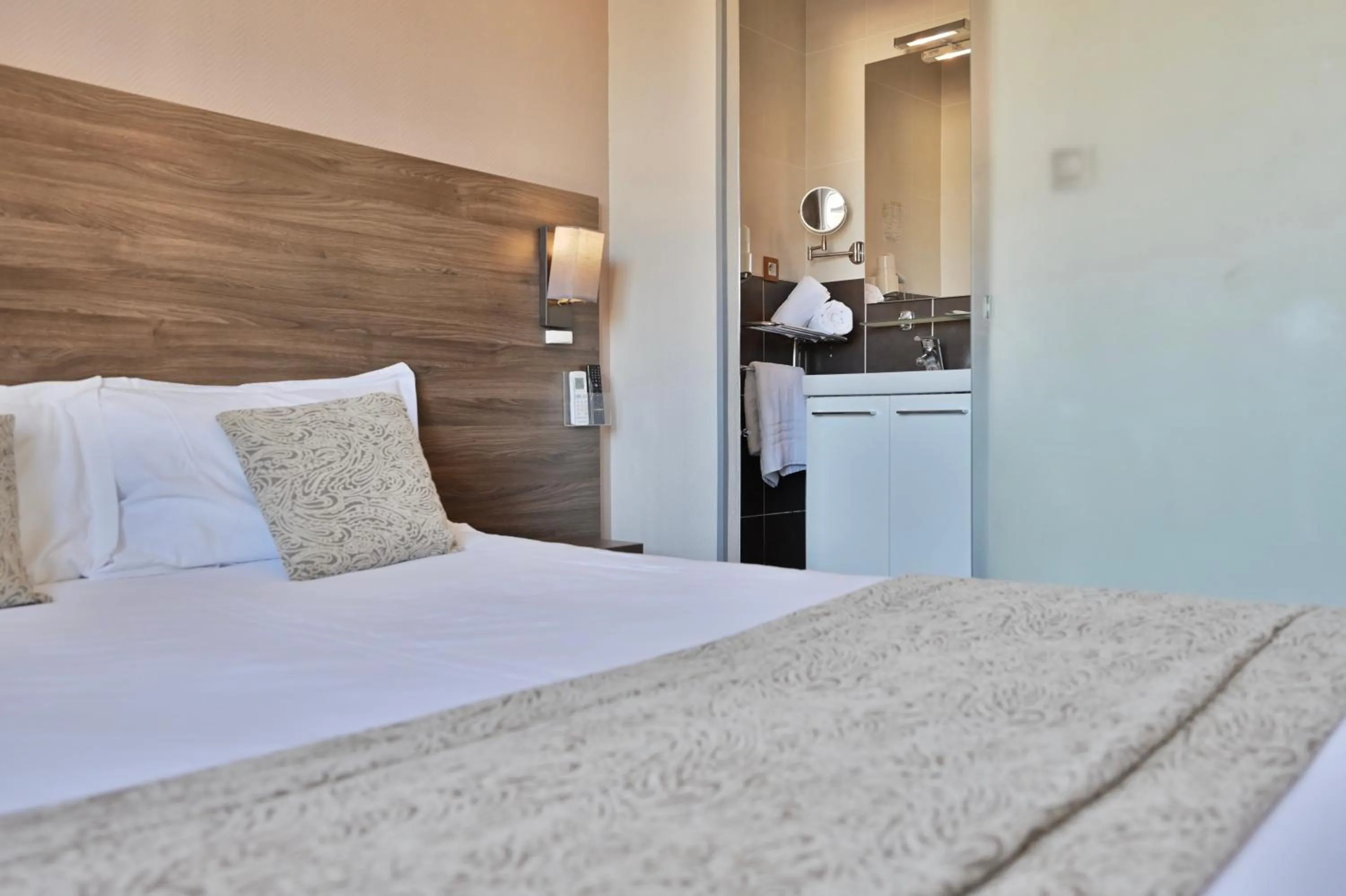 Bed in Hôtel La Rotonde