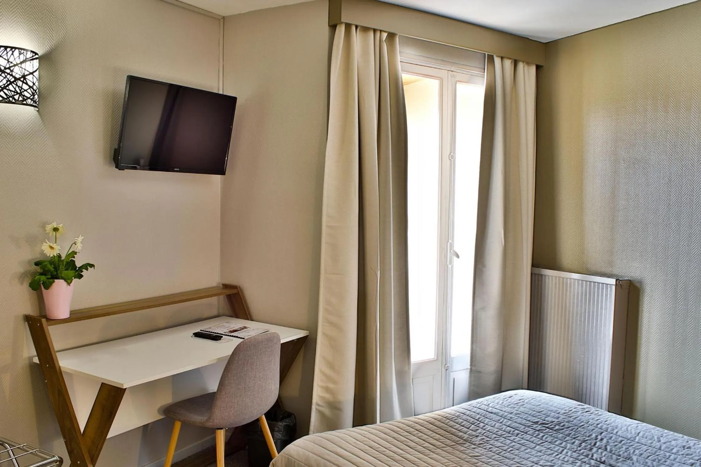 Photo of the whole room, Bed in Hôtel La Rotonde