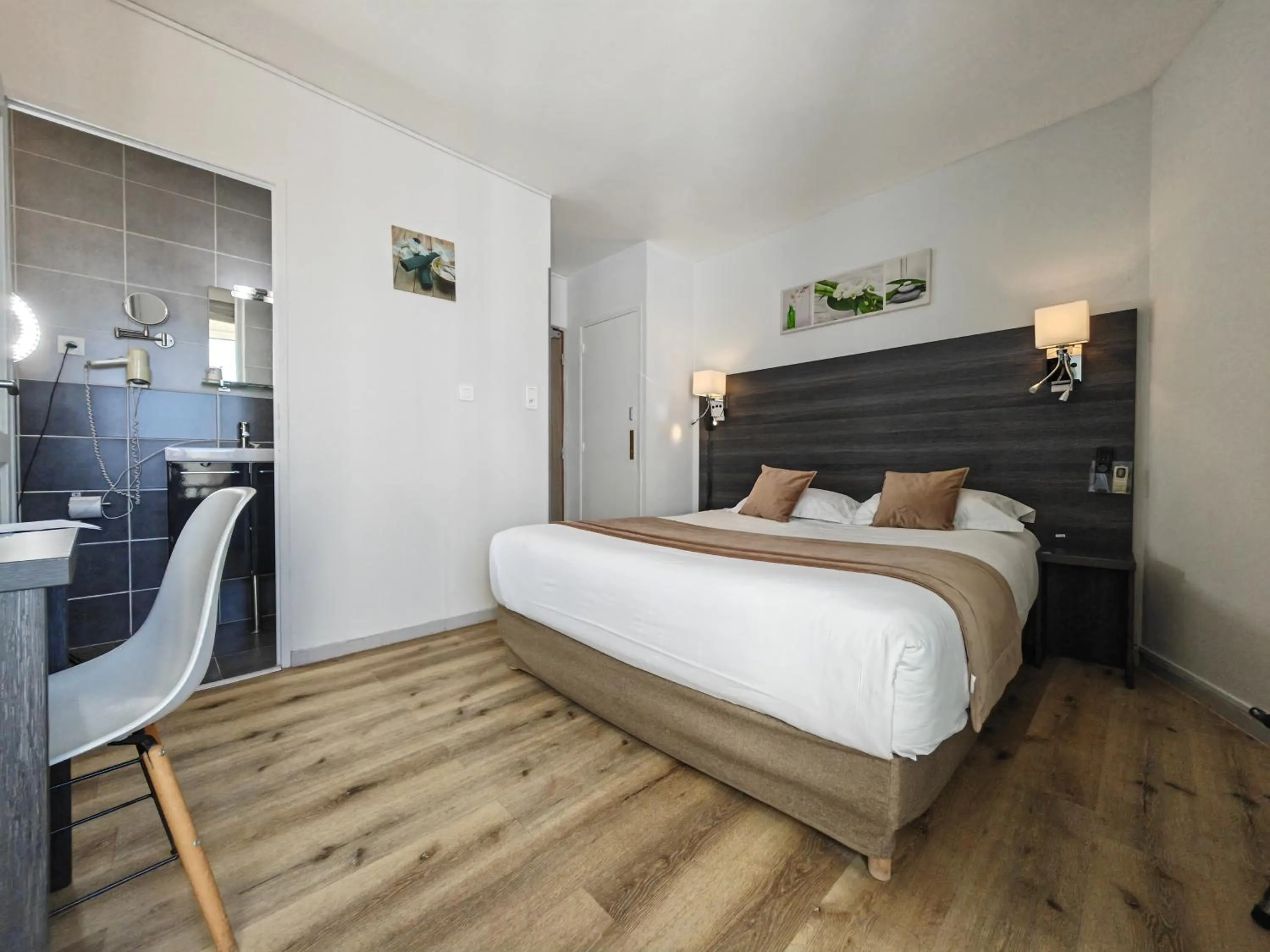 Bed in Hôtel La Rotonde