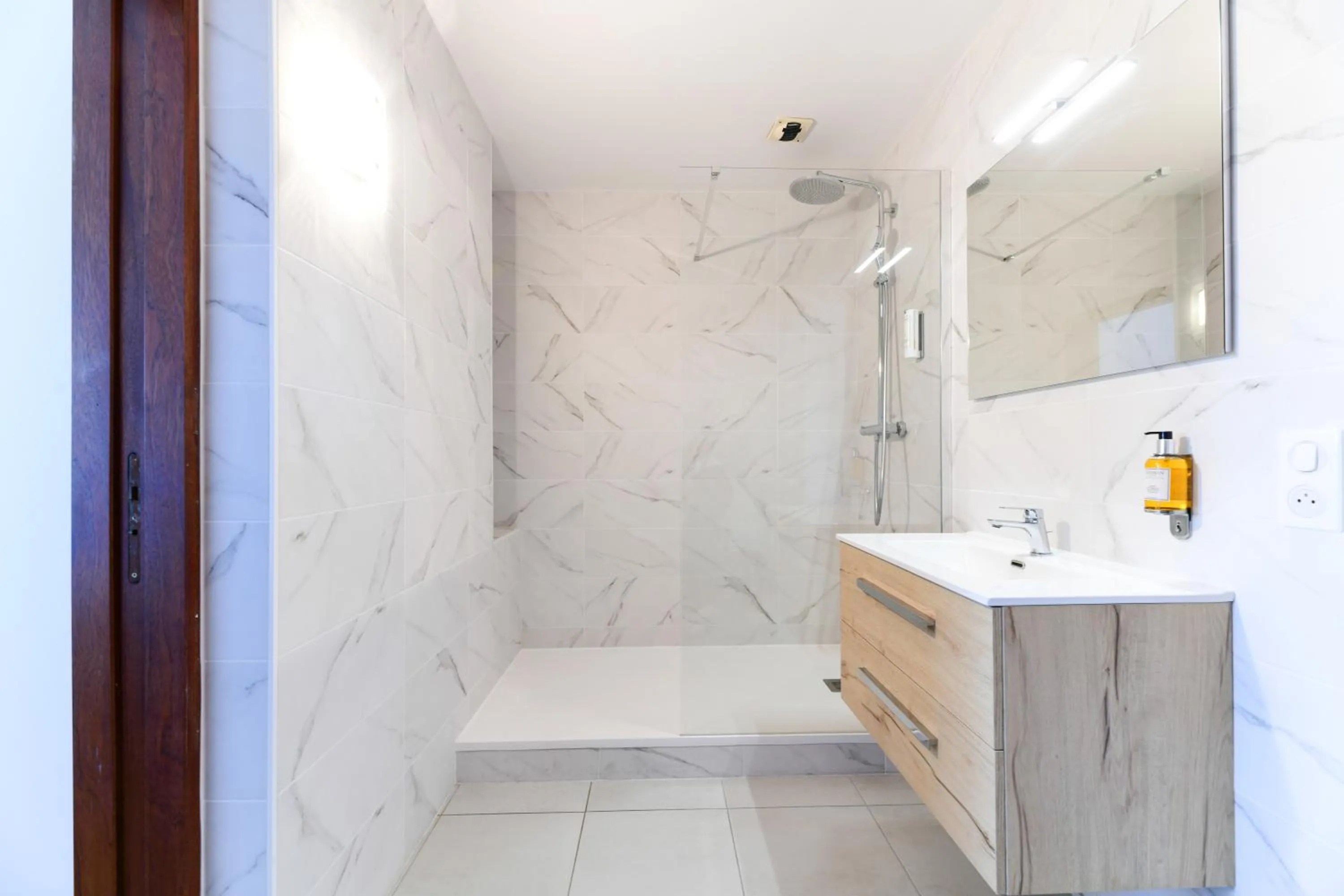 Shower in Hotel Le Pavillon Bleu