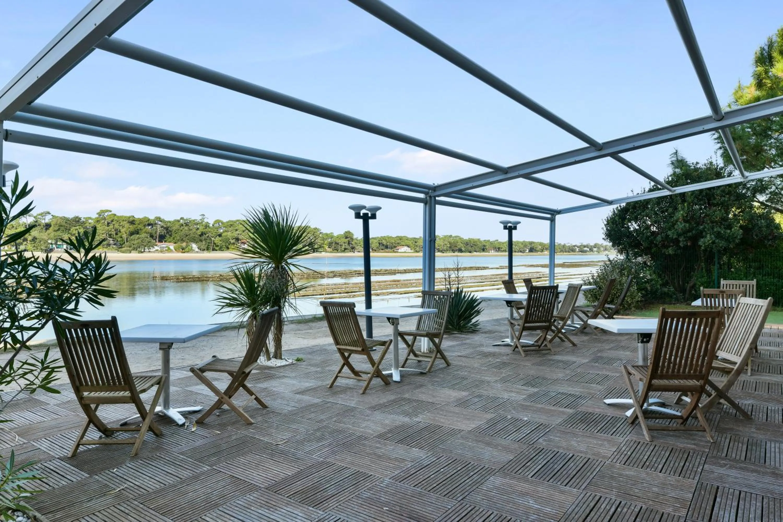 Patio in Hotel Le Pavillon Bleu