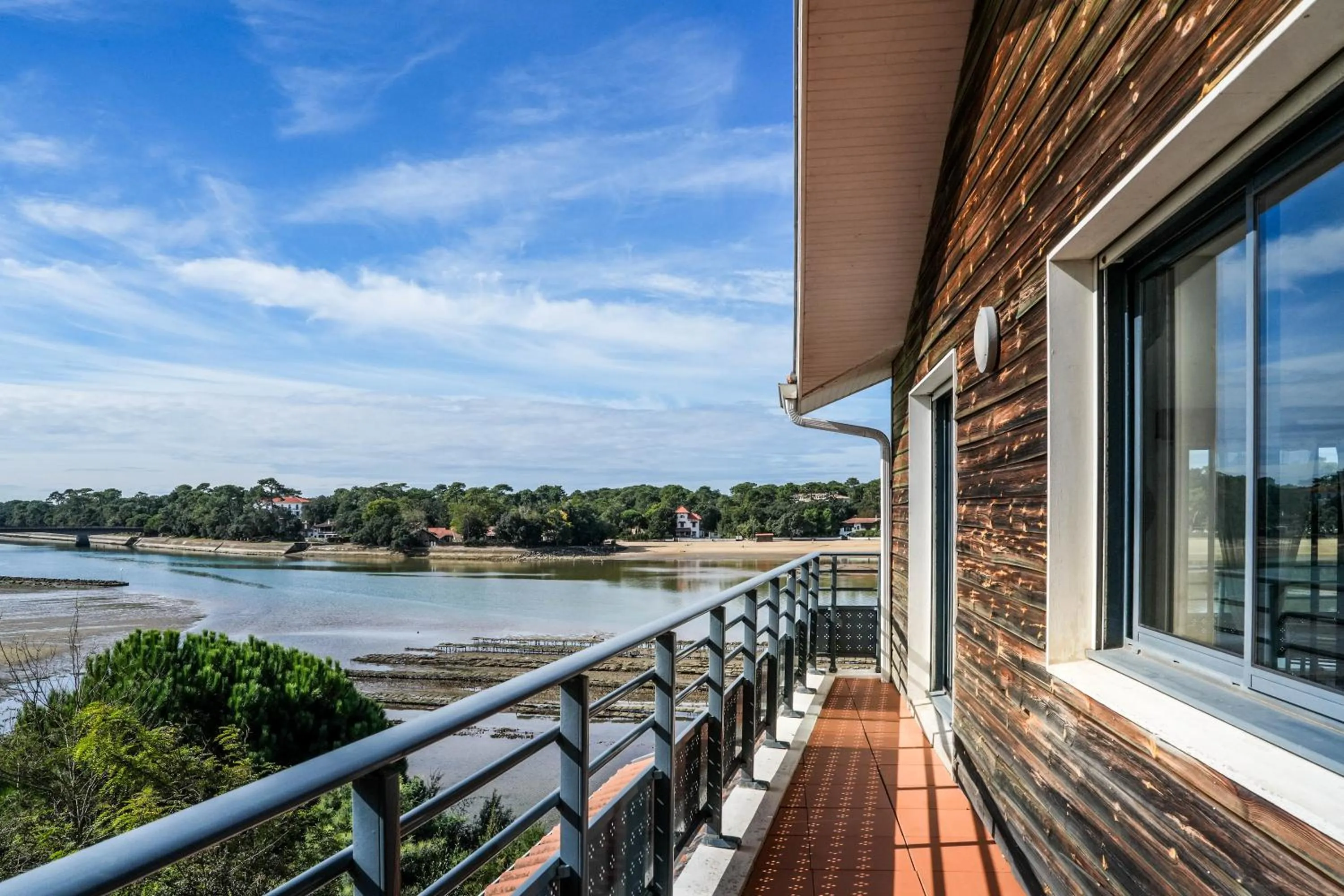 Patio in Hotel Le Pavillon Bleu