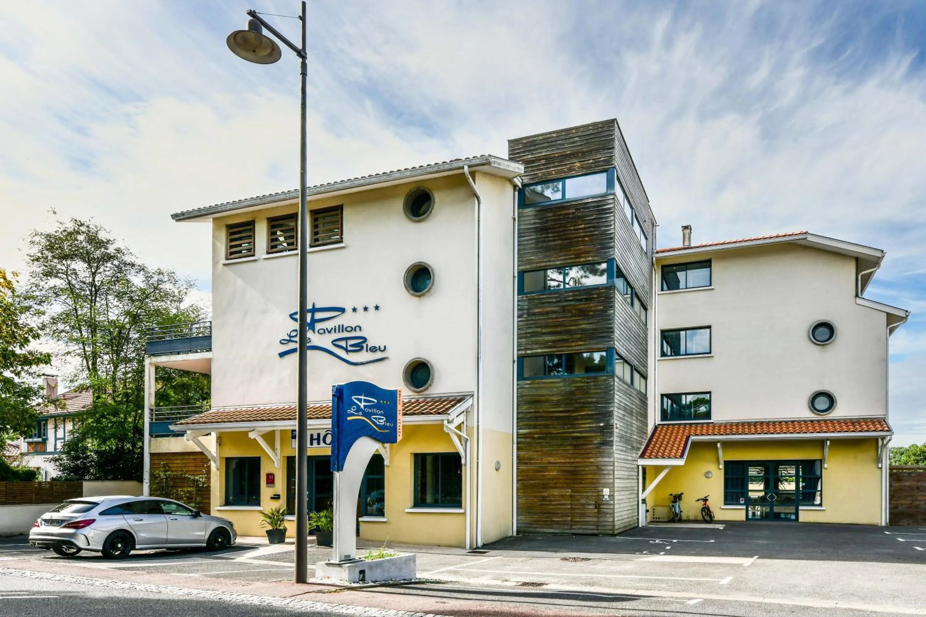 Property building in Hotel Le Pavillon Bleu