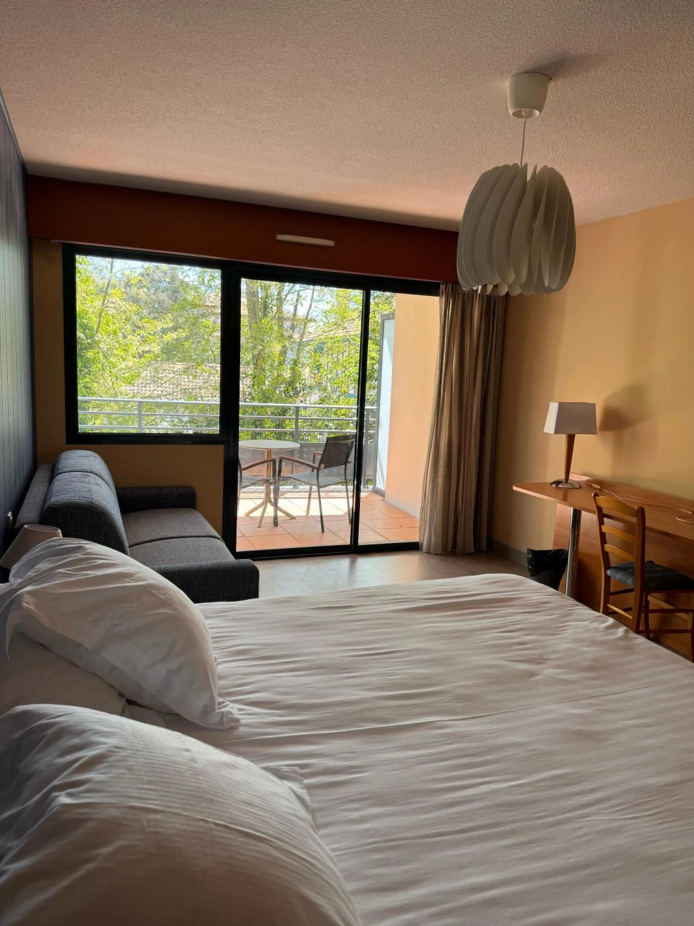 Bed in Hotel Le Pavillon Bleu