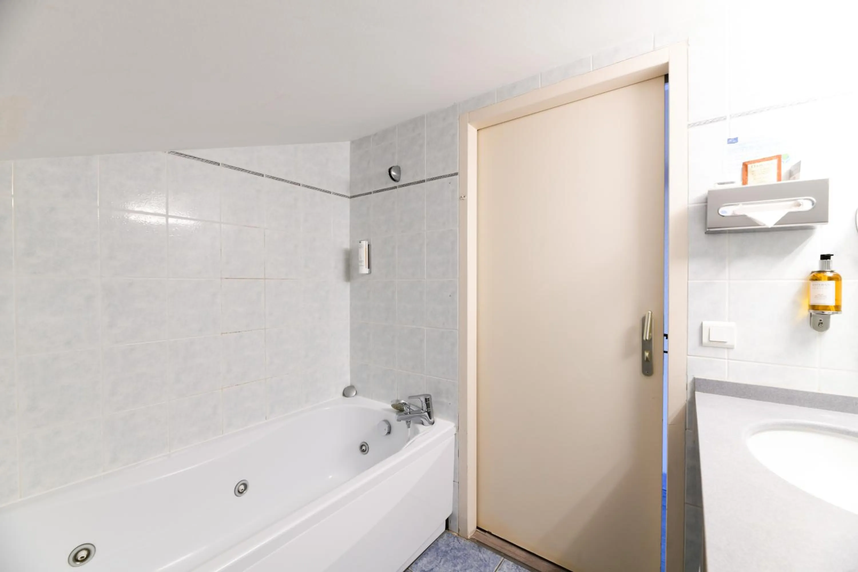 Bathroom in Hotel Le Pavillon Bleu