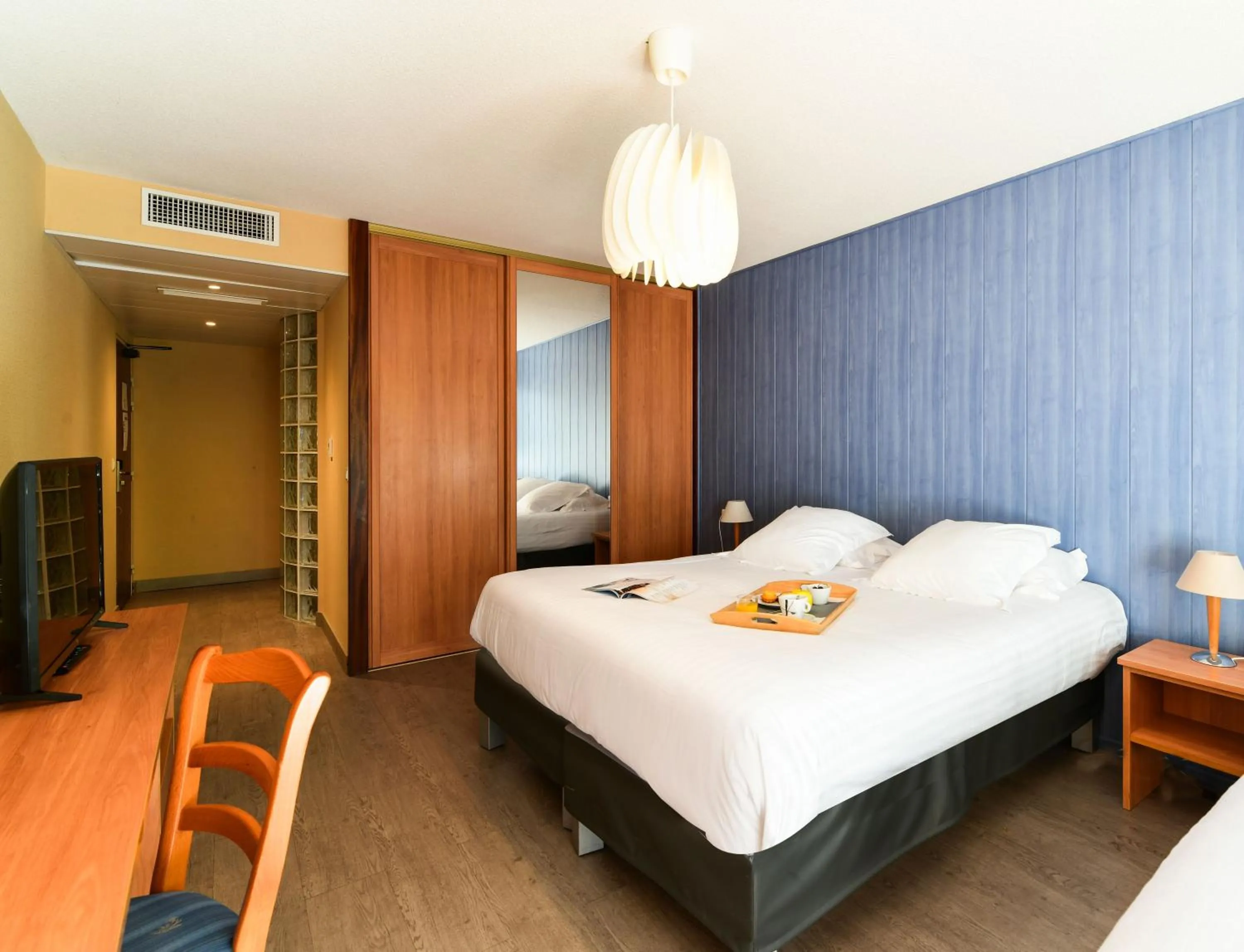 Bed in Hotel Le Pavillon Bleu