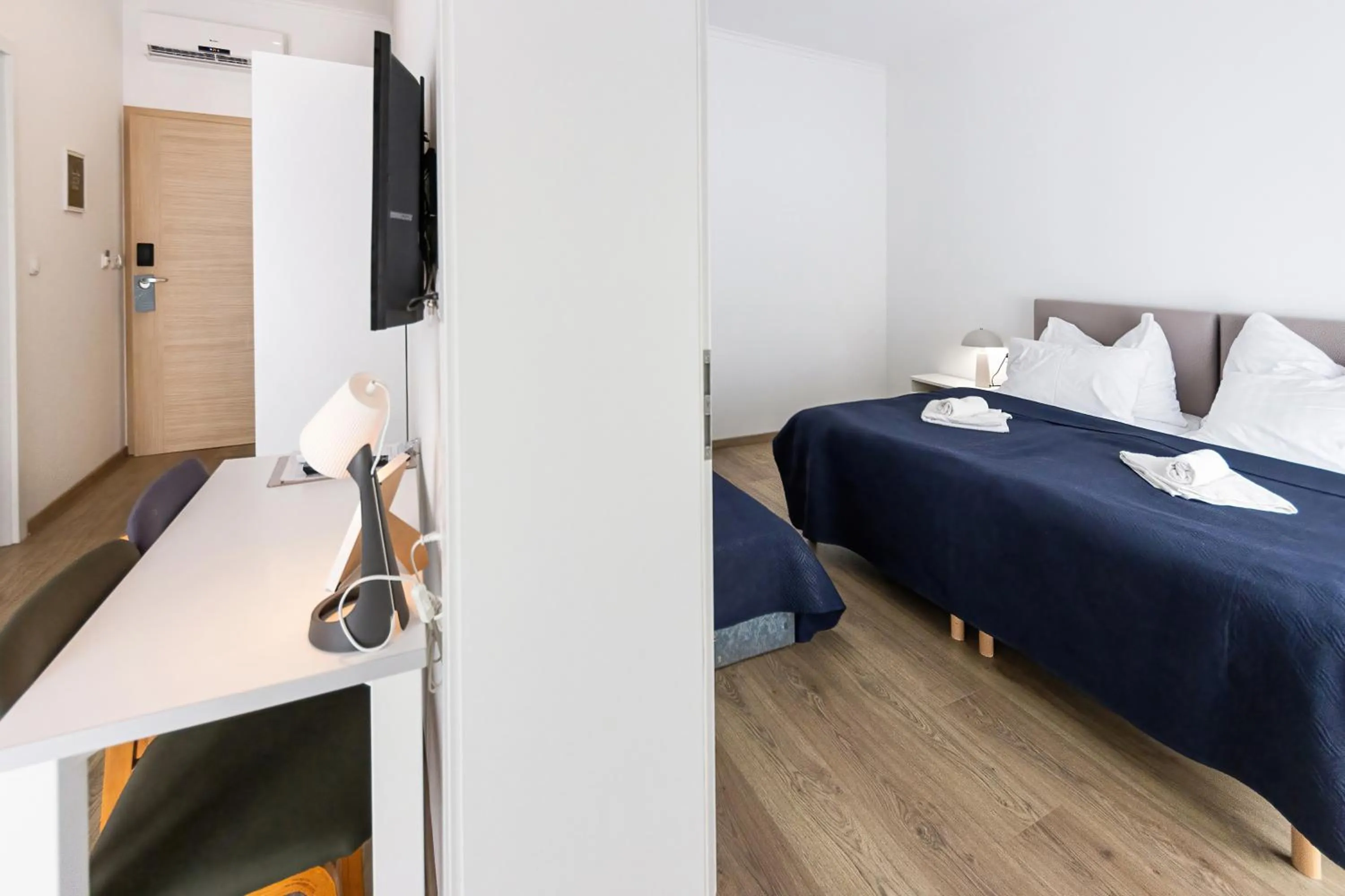 Photo of the whole room, Bed in PLAGE-ON Panzió