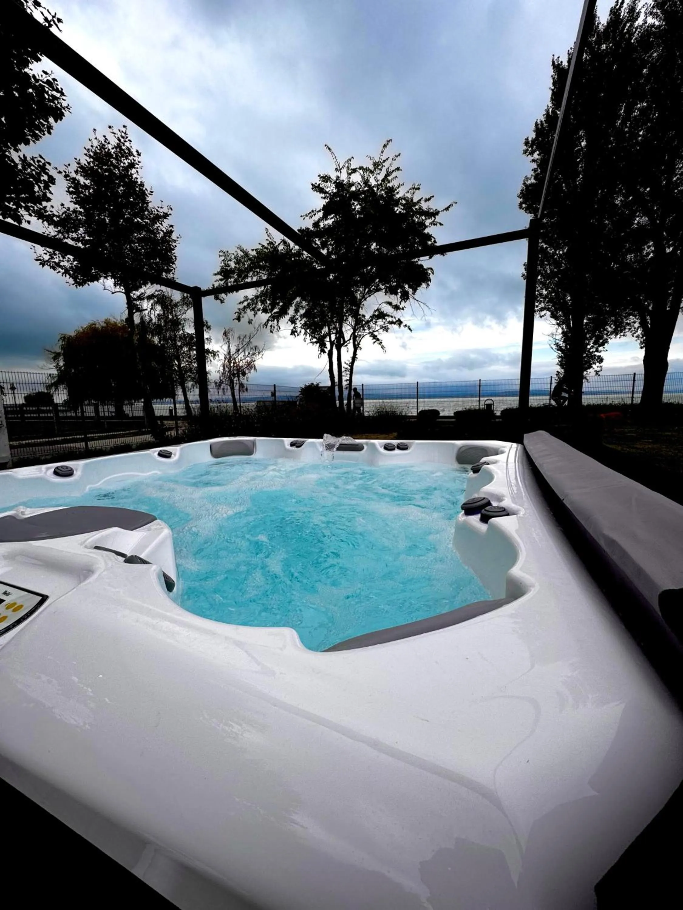 Hot Tub in PLAGE-ON Panzió