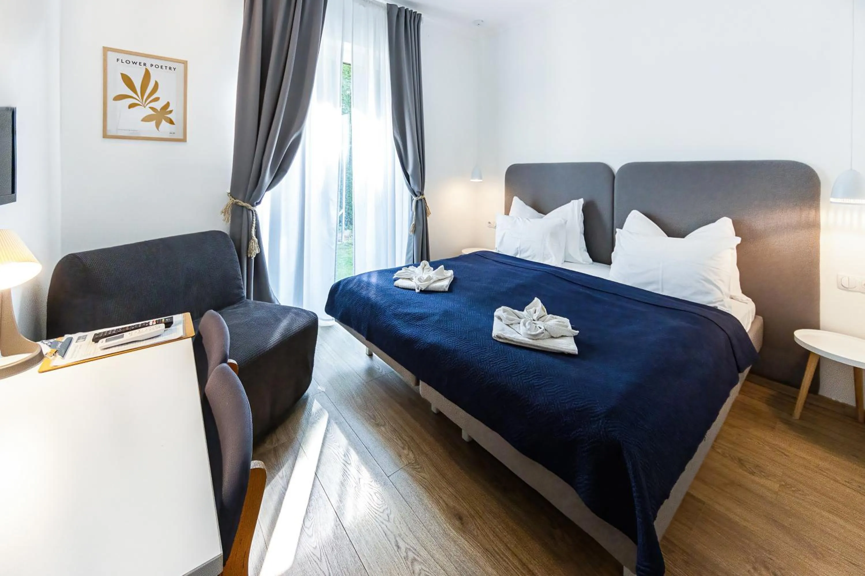 Photo of the whole room, Bed in PLAGE-ON Panzió