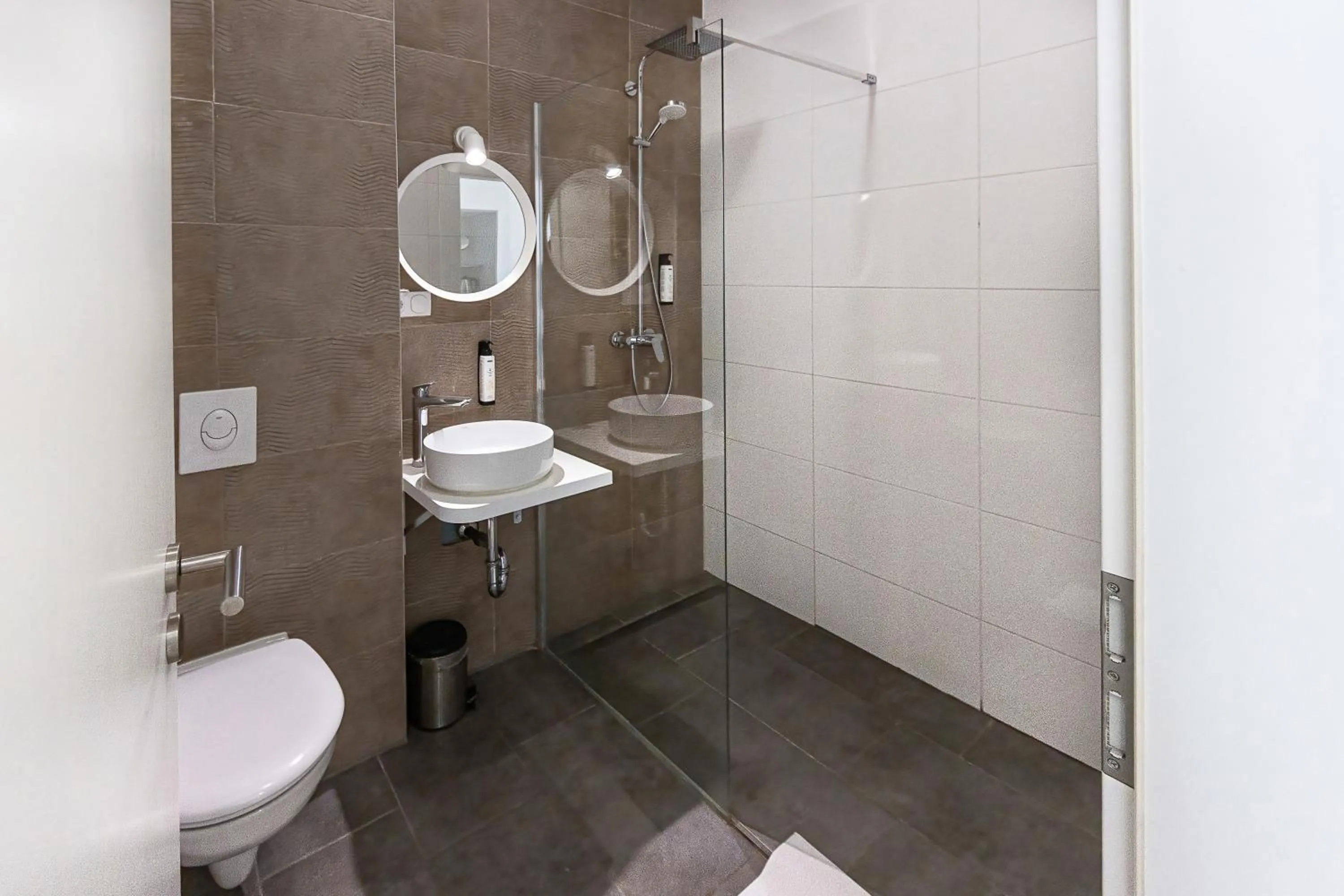 Shower in PLAGE-ON Panzió