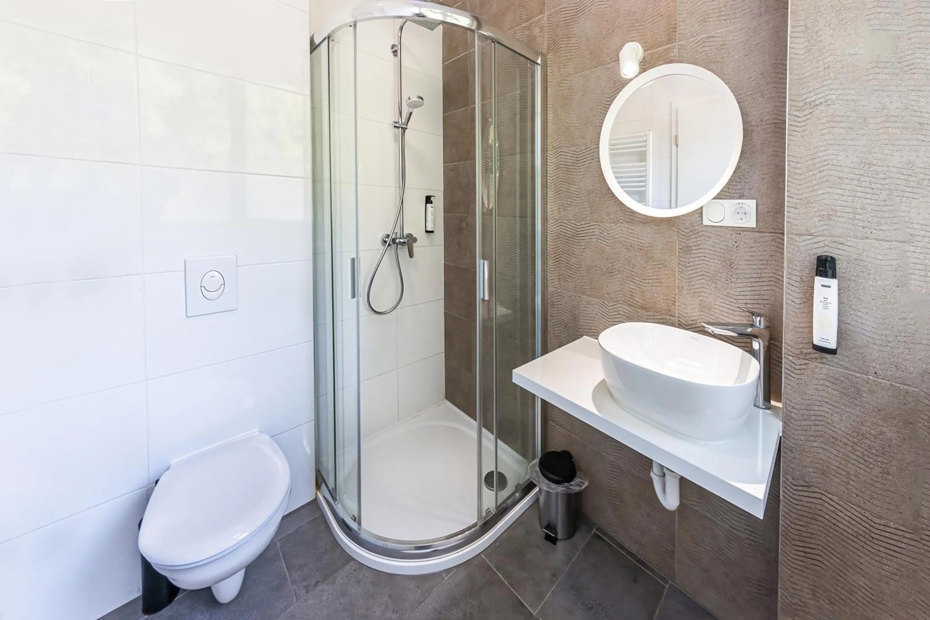 Shower in PLAGE-ON Panzió