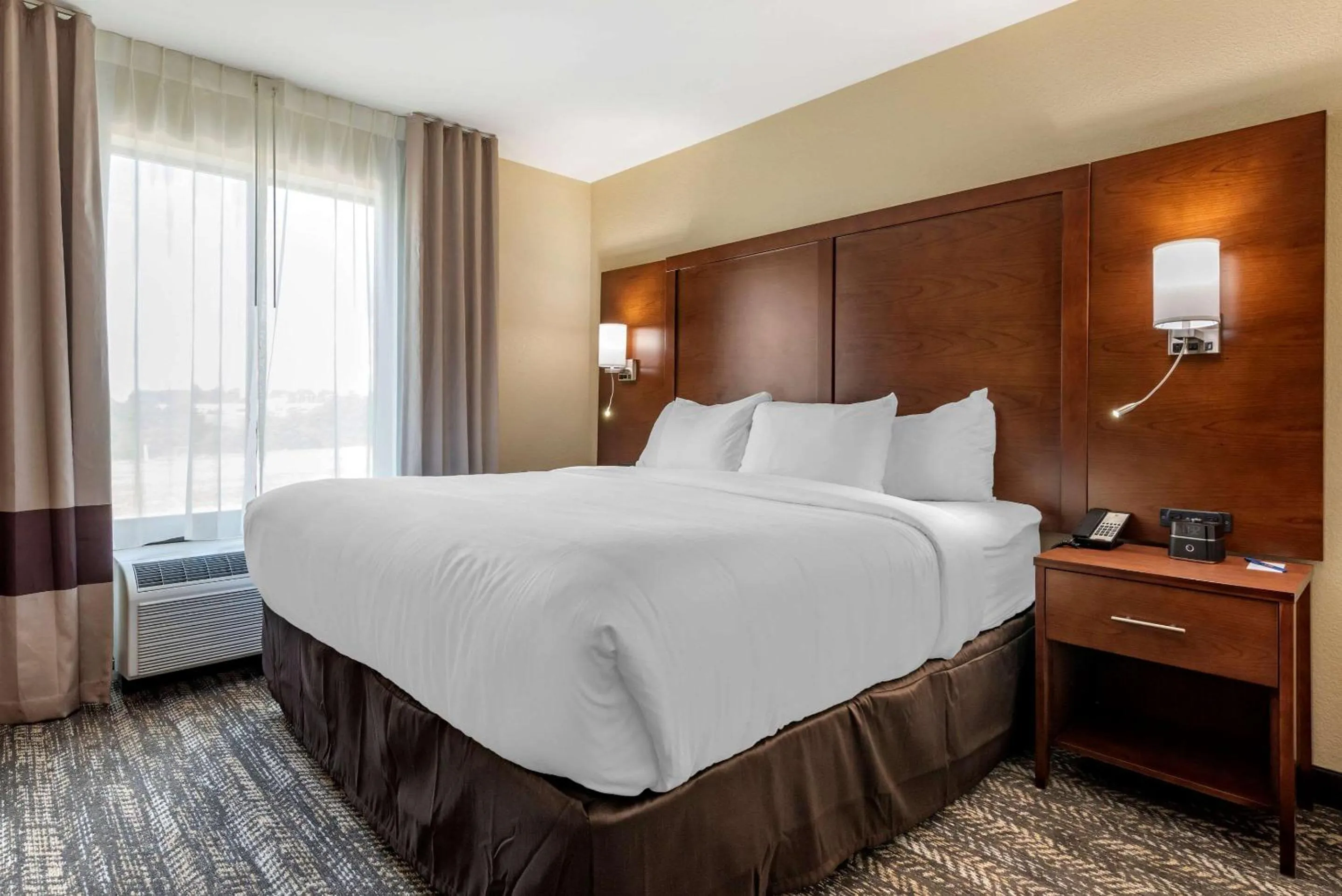 Photo of the whole room, Bed in Comfort Suites Dry Ridge