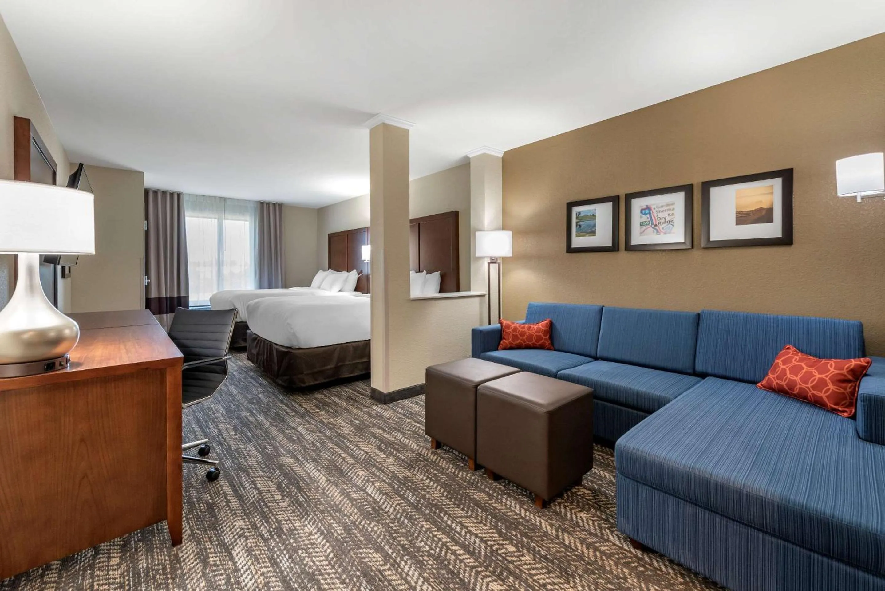Photo of the whole room, Bed in Comfort Suites Dry Ridge