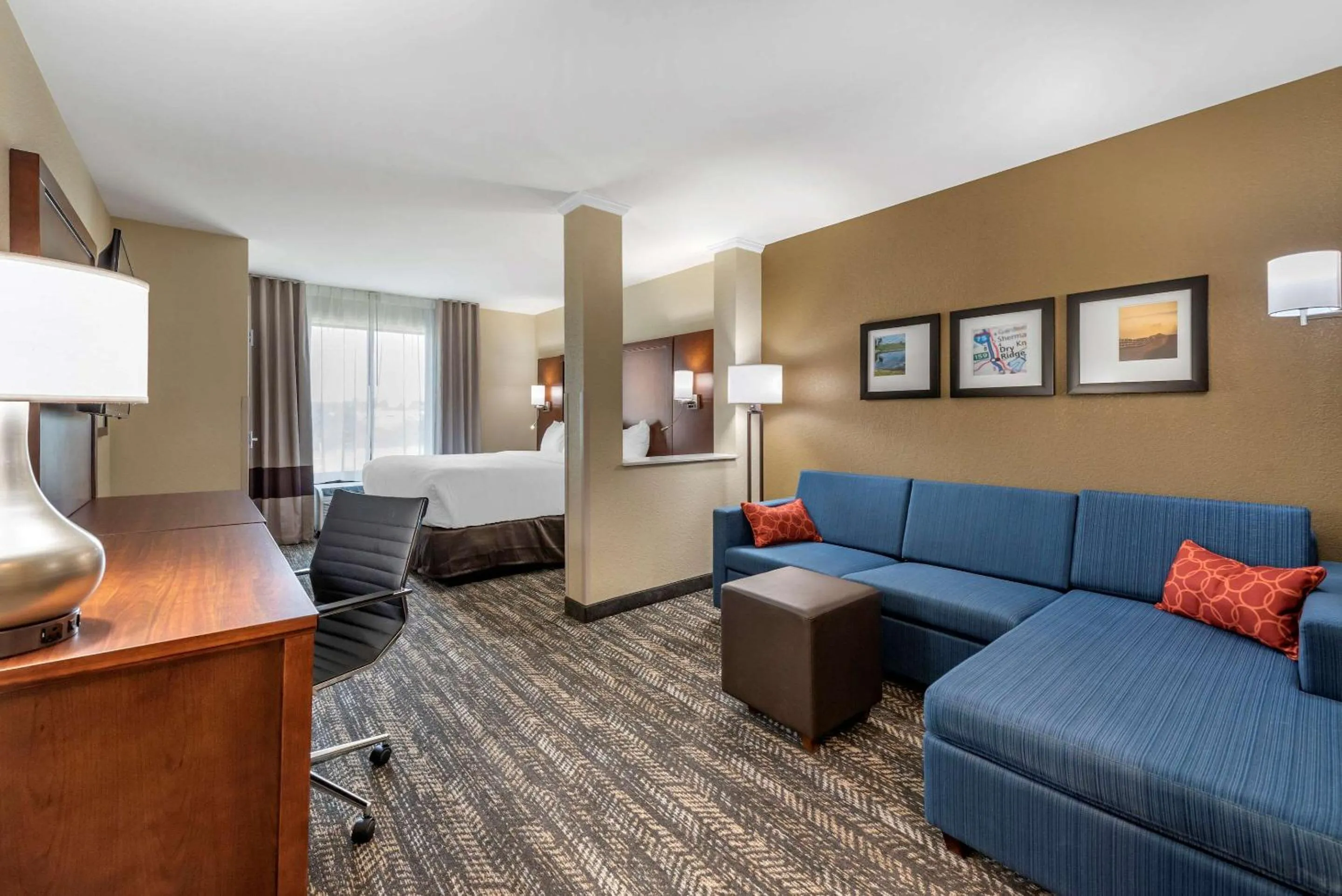 Photo of the whole room, Bed in Comfort Suites Dry Ridge