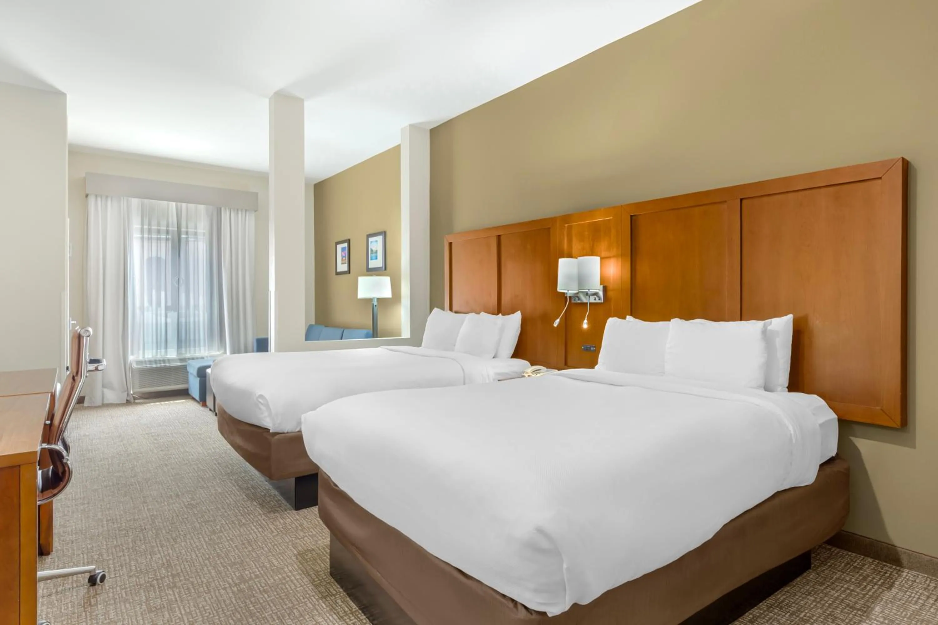 Photo of the whole room, Bed in Comfort Suites Greensboro-High Point