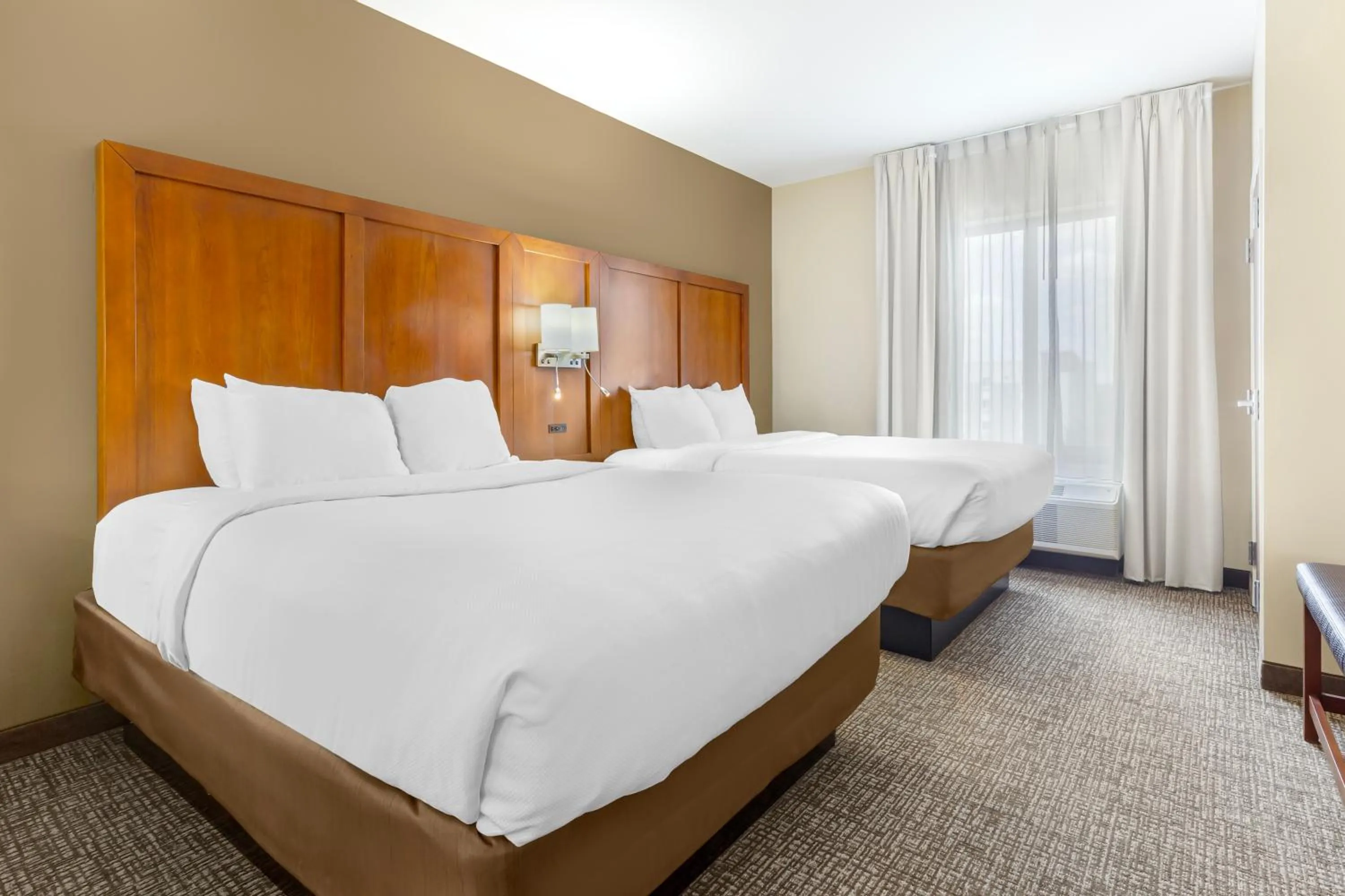 Bedroom, Bed in Comfort Suites Greensboro-High Point