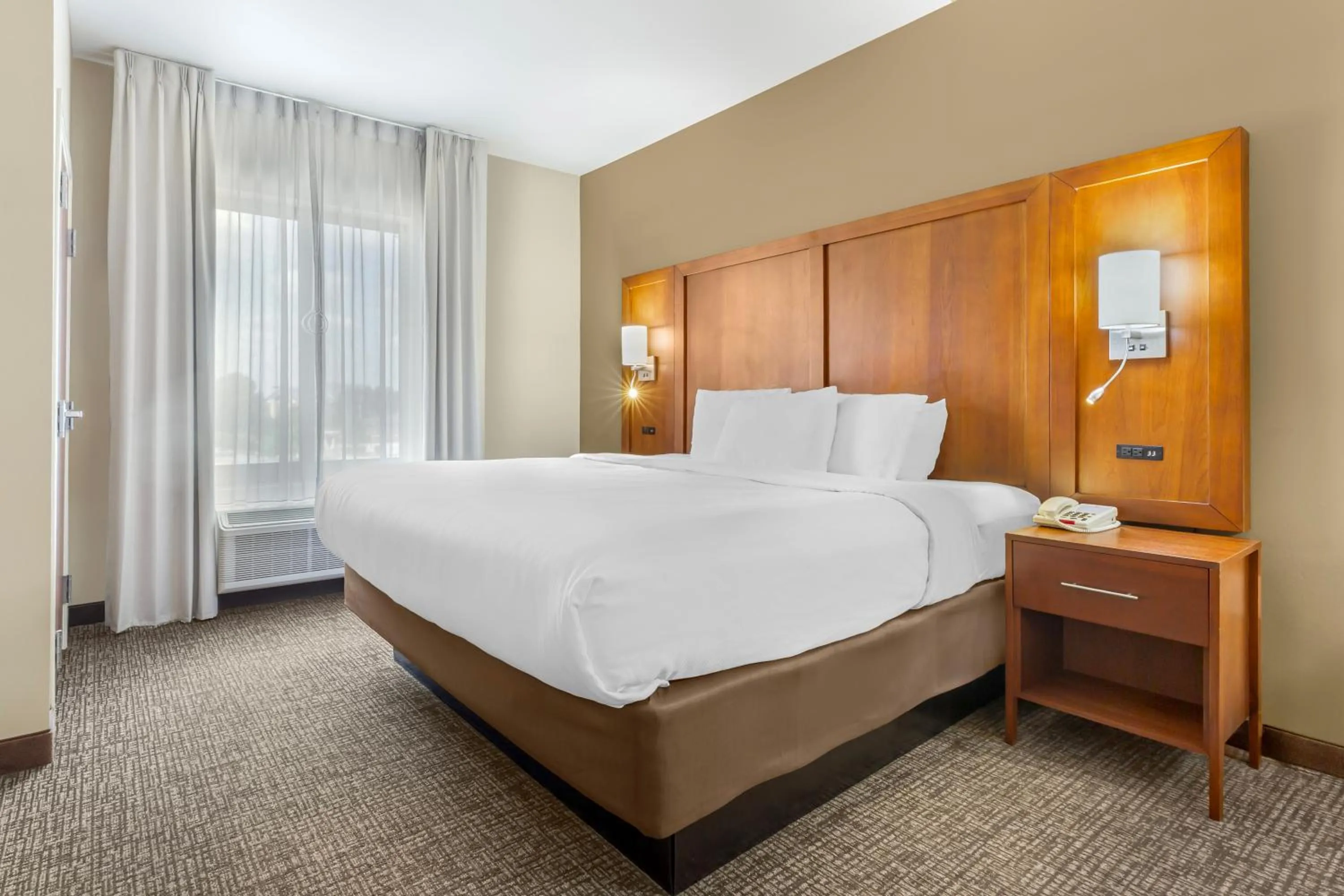 Bedroom, Bed in Comfort Suites Greensboro-High Point