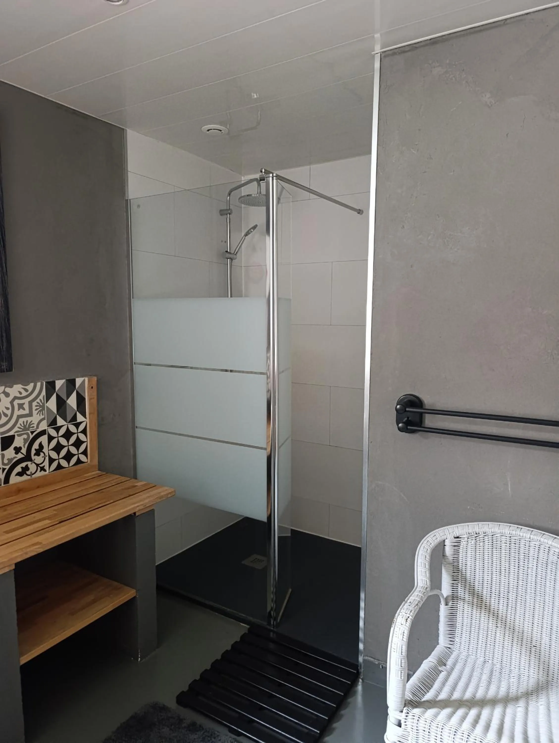 Shower, Bed in Chambres d'hôtes La Tribu