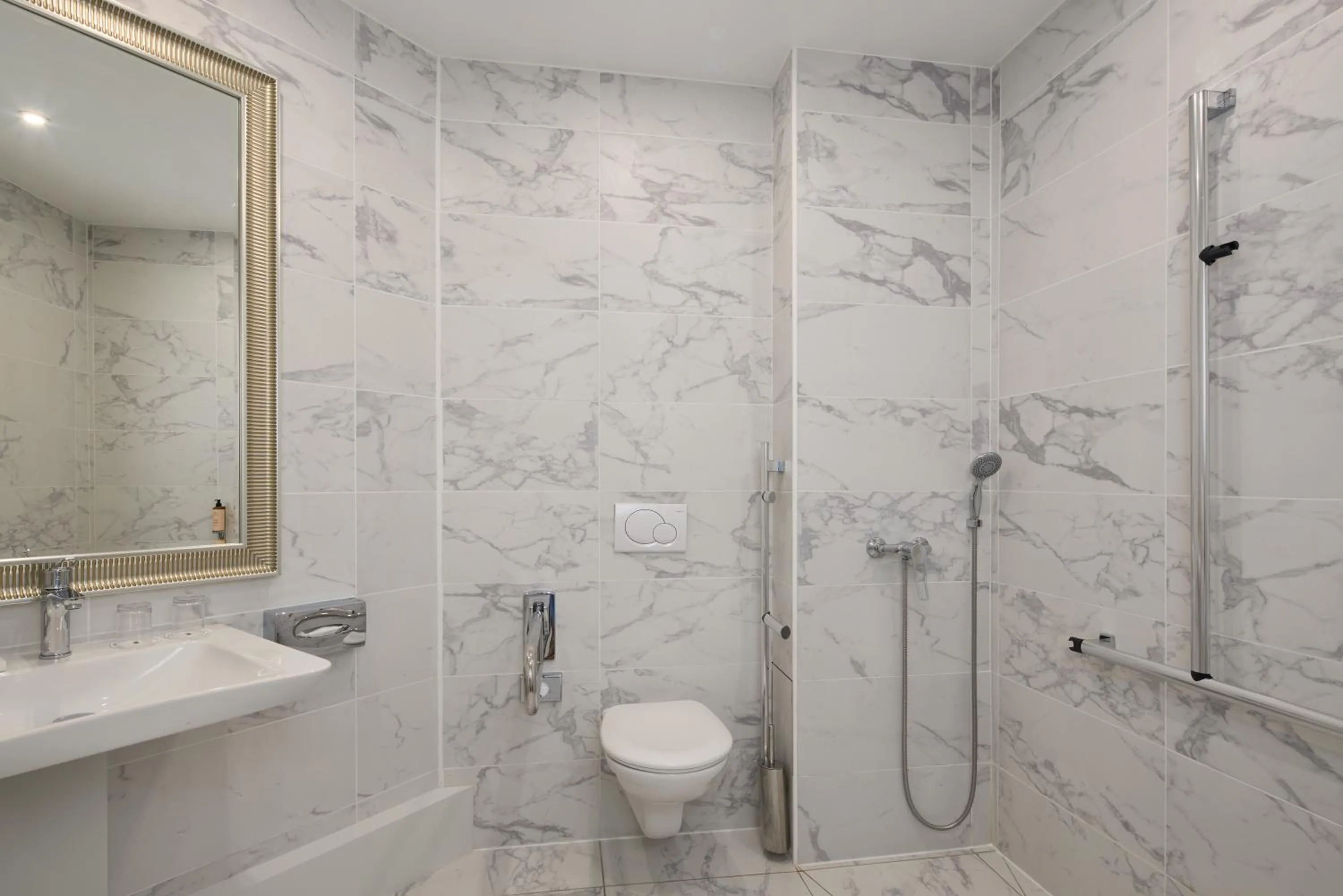 Toilet in Le Château de la Tour